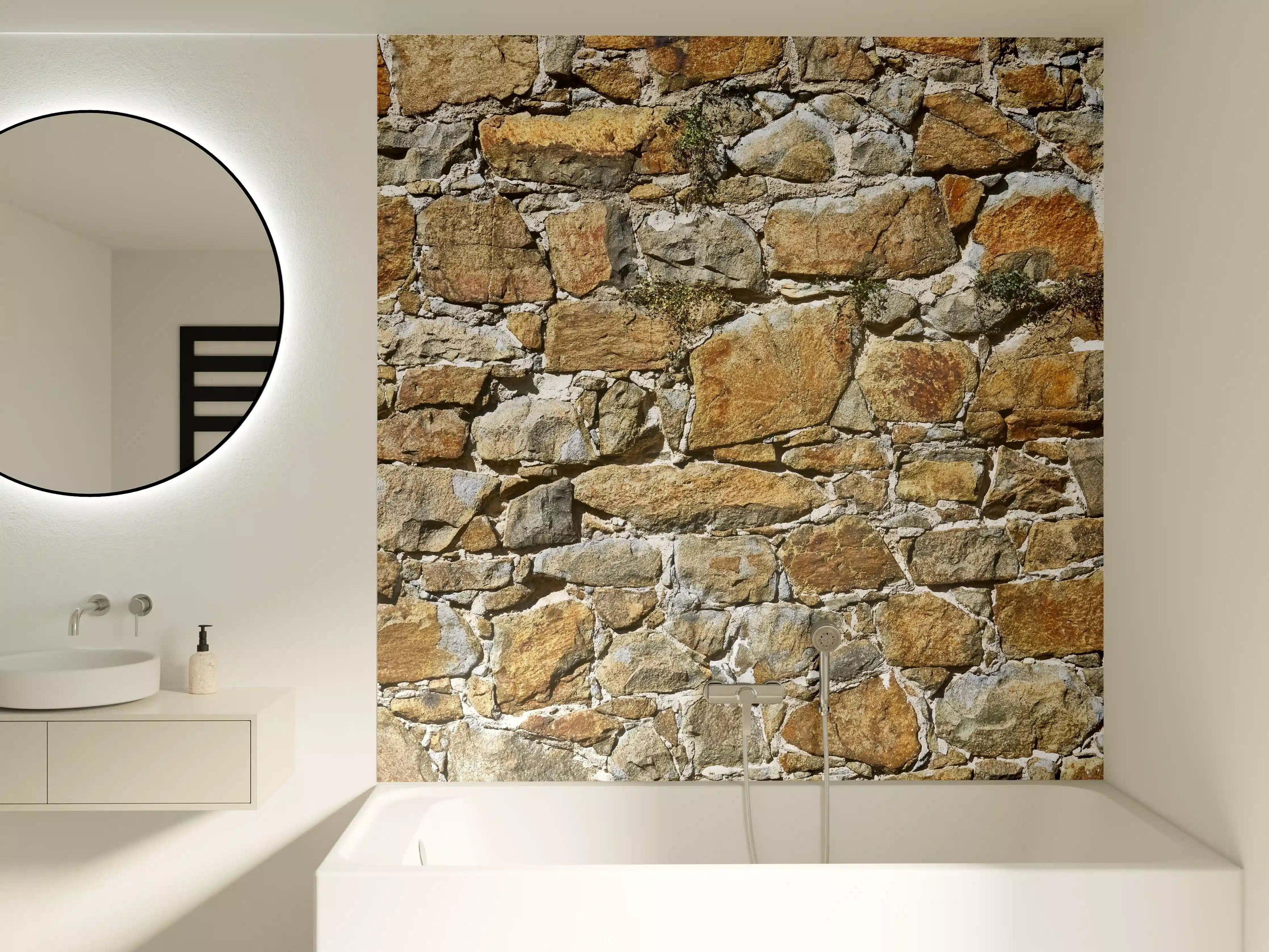 Badewannen-Rückwand - Alte unverputzte Burgmauer