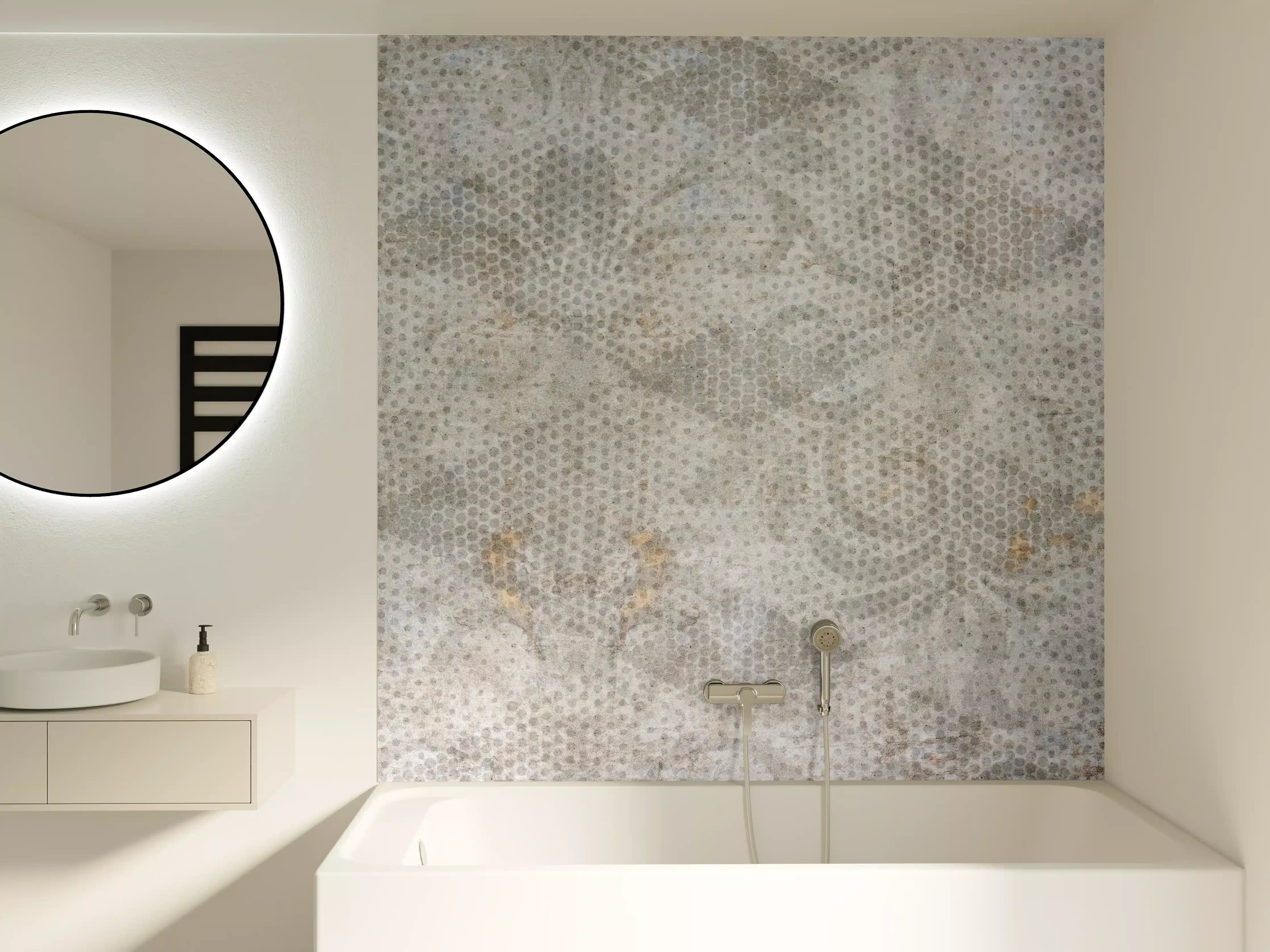 Badewannen-Rückwand - Alte weiße befleckte Tapete