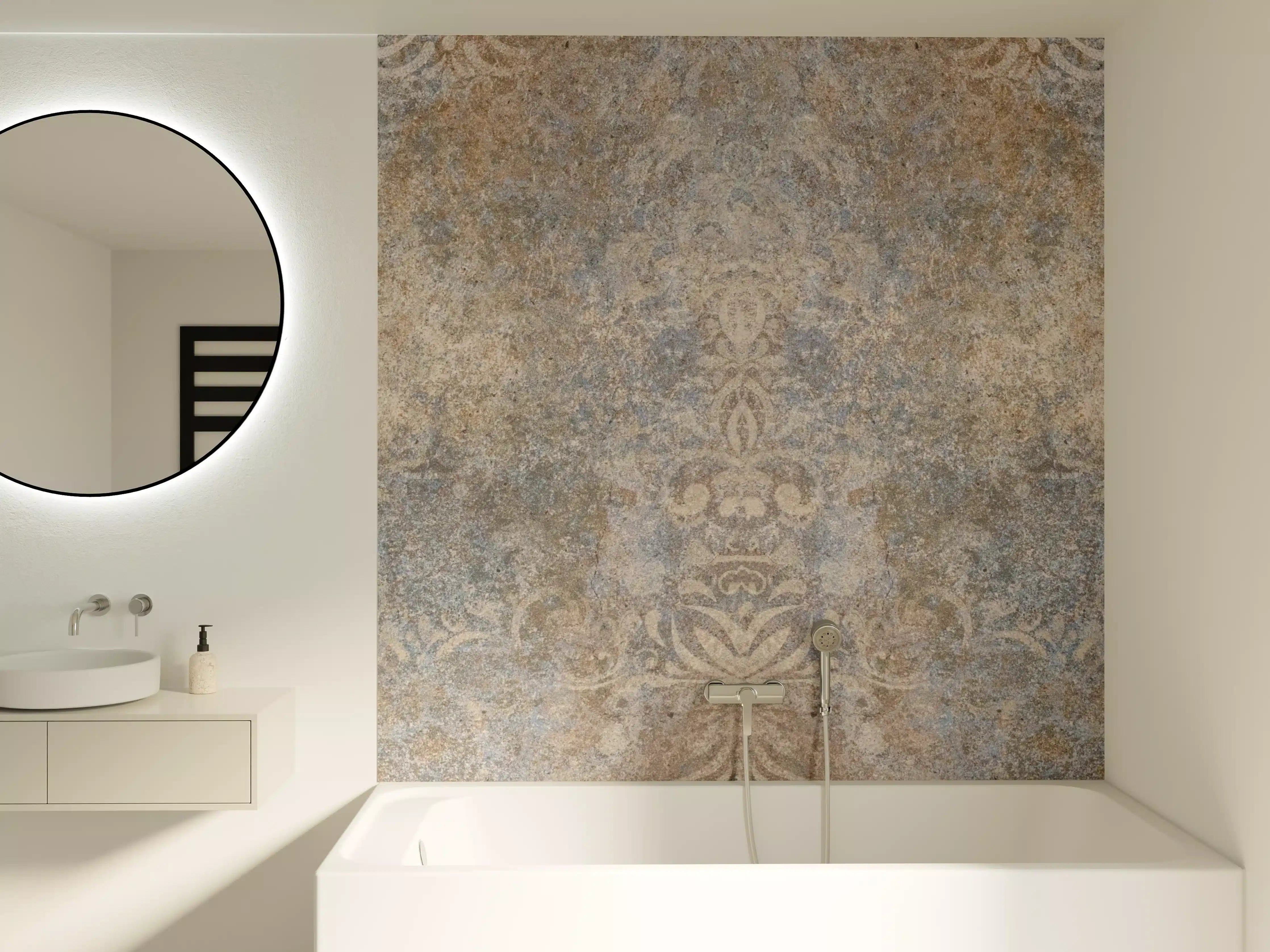 Badewannen-Rückwand - Altes abgenutztes Mosaik Motiv