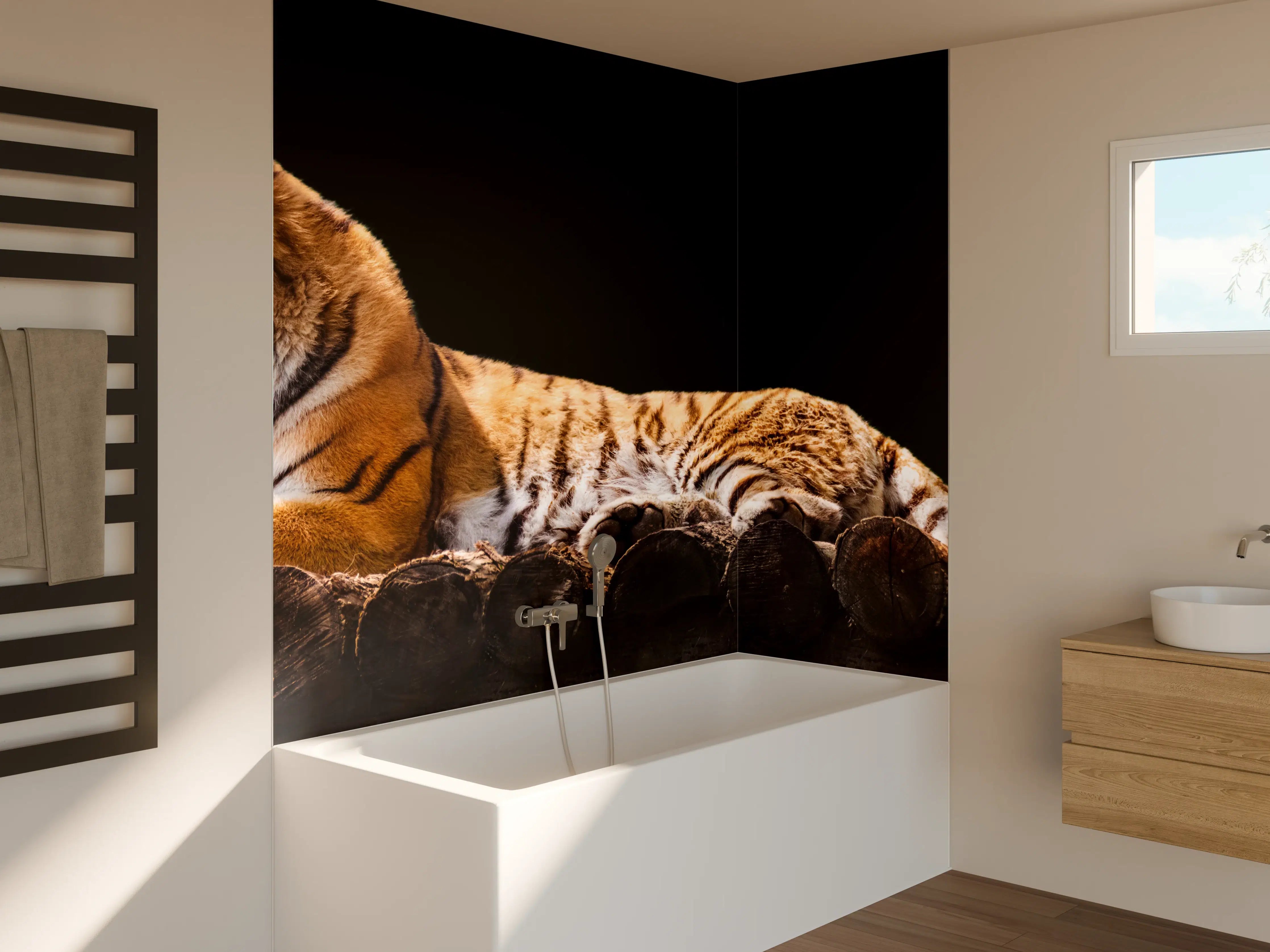 Badewannen-Rückwand - Amurtiger liegend auf Holzdeck mit Schwarzem Hintergrund