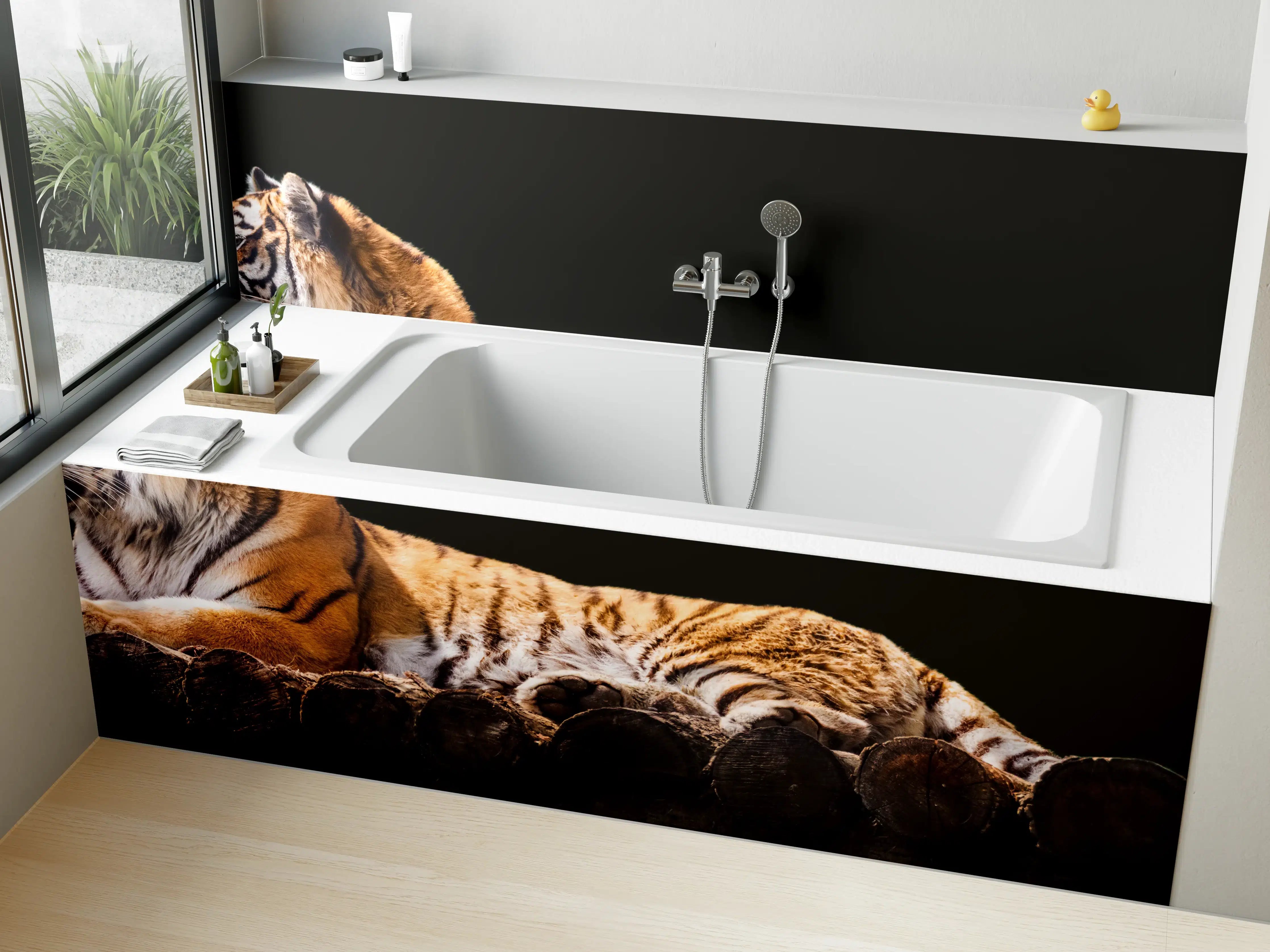 Badewannen-Rückwand - Amurtiger liegend auf Holzdeck mit Schwarzem Hintergrund