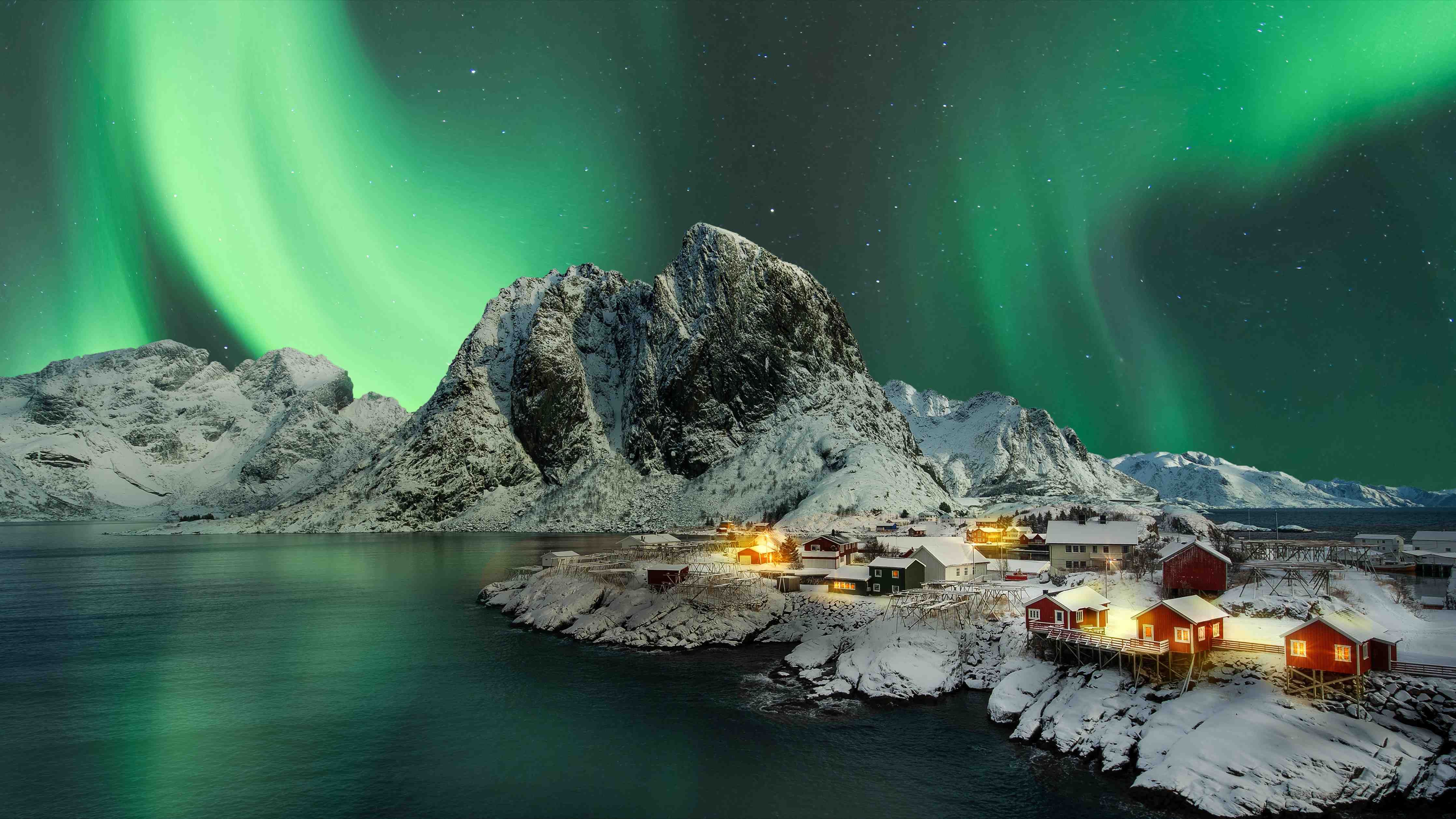 Badewannen-Rückwand-Aurora Borealis über verschneiten Bergen