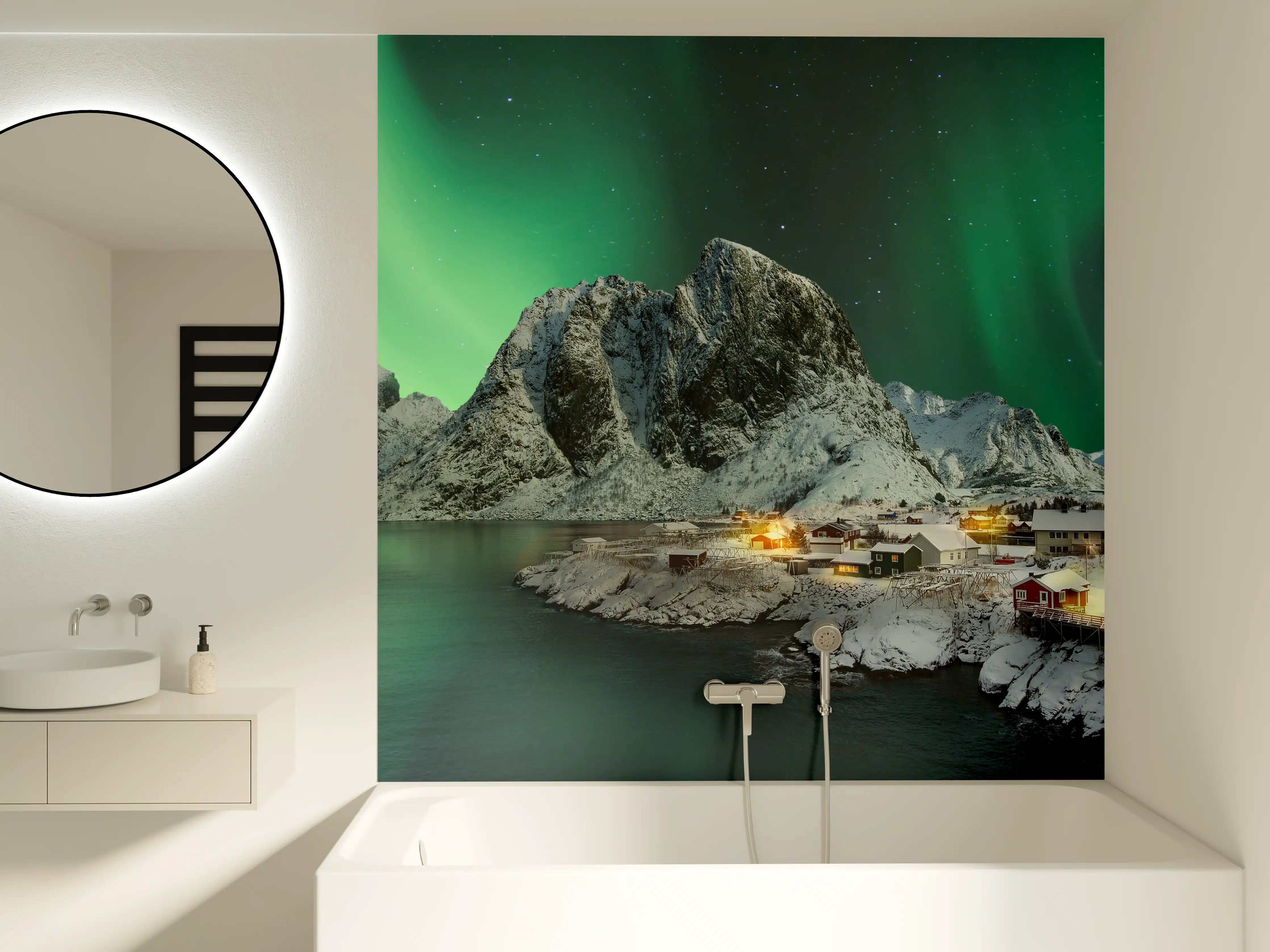 Badewannen-Rückwand - Aurora Borealis über verschneiten Bergen