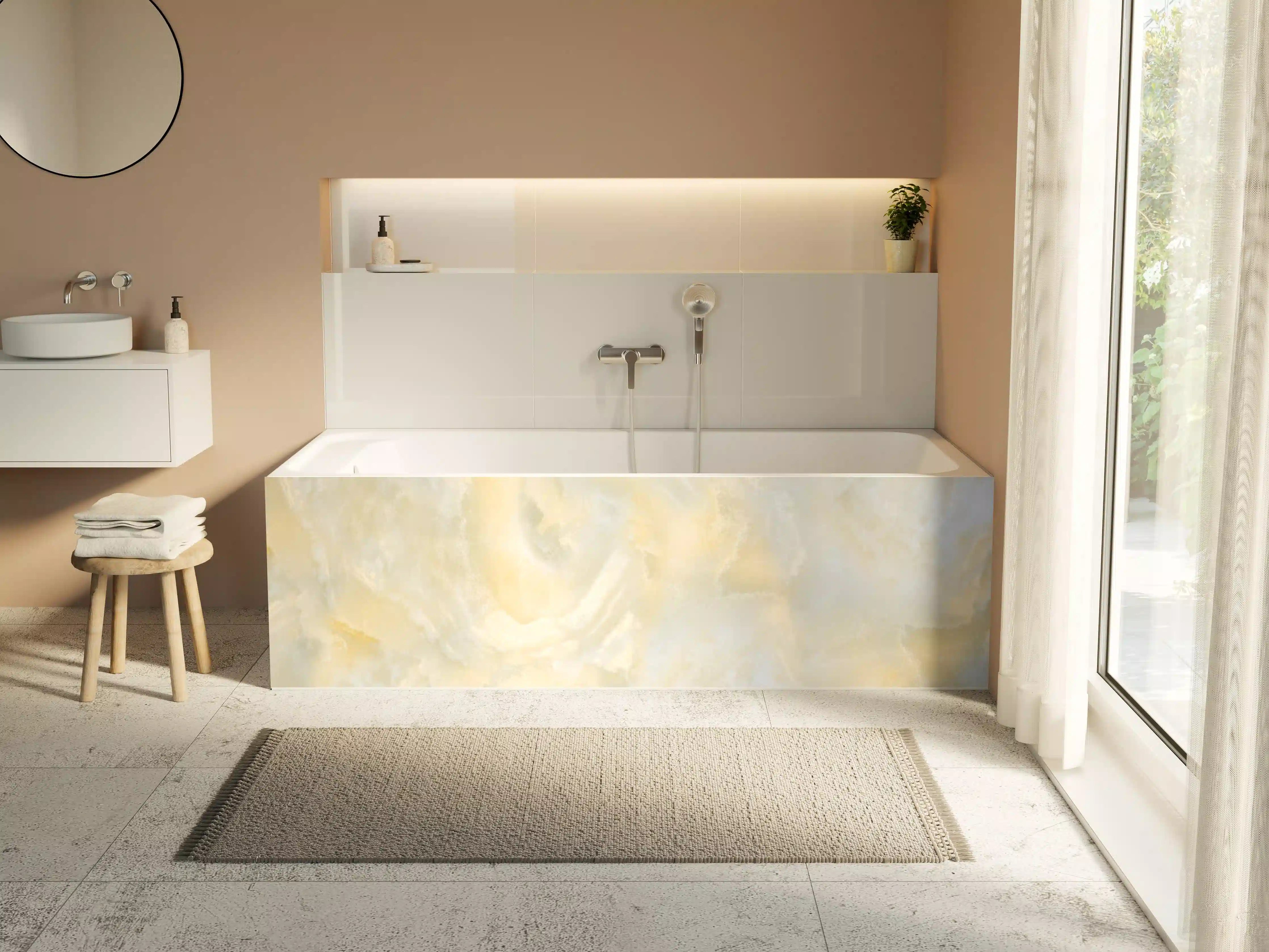 Badewannen-Rückwand - Beige-Weiß-Betonwand mit feiner Struktur