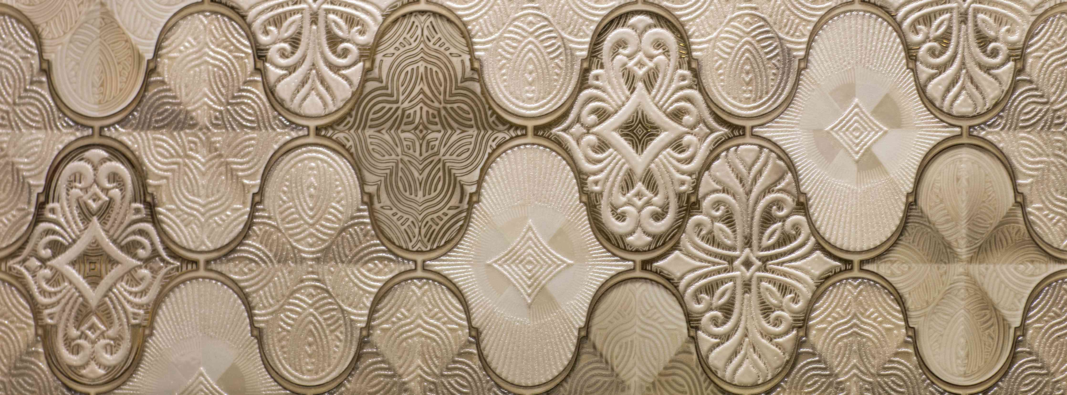 Badewannen-Rückwand-Beige und Goldene Mustertextur mit Ornamenten