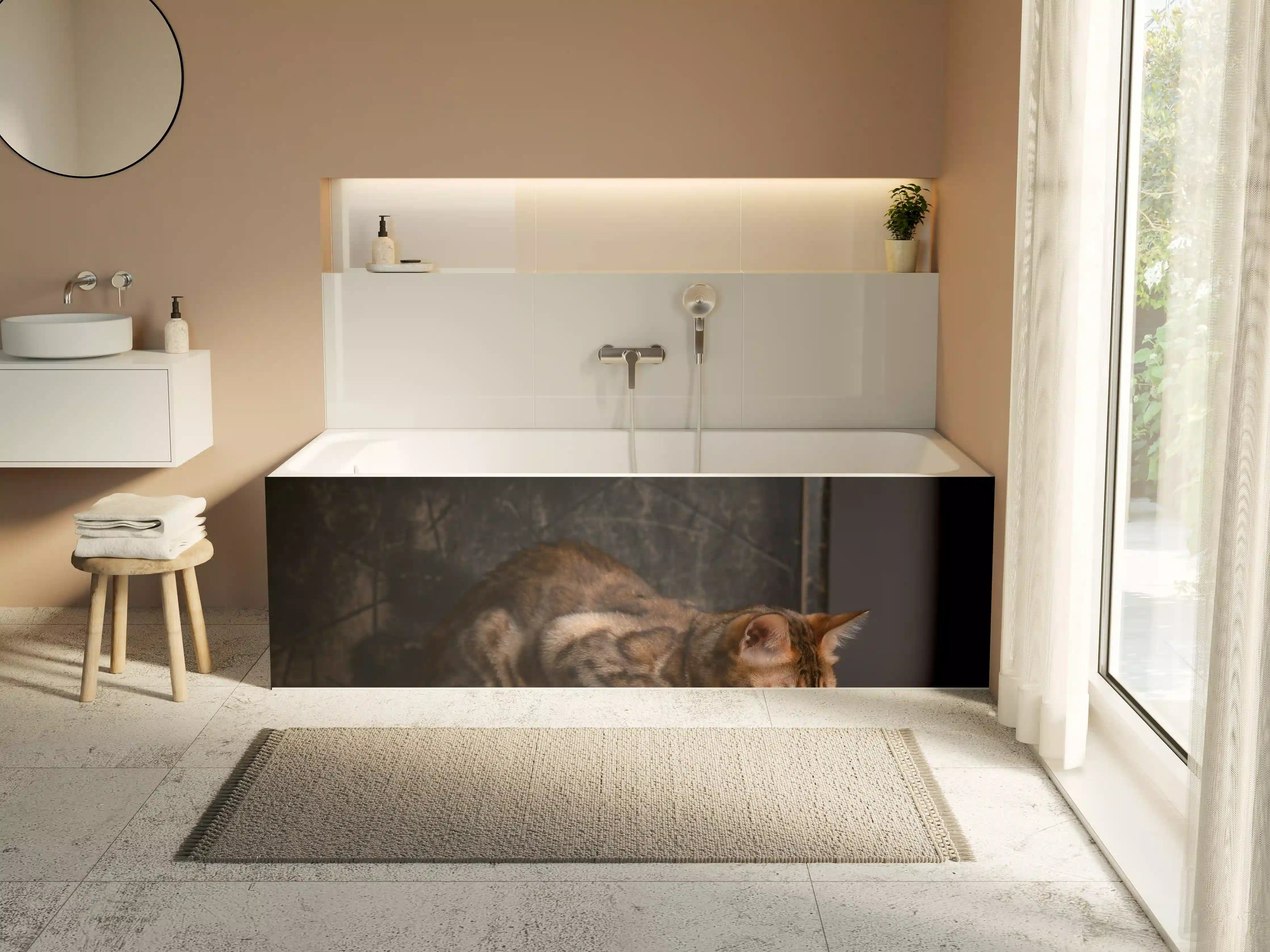 Badewannen-Rückwand - Bengalkatze auf Holztisch