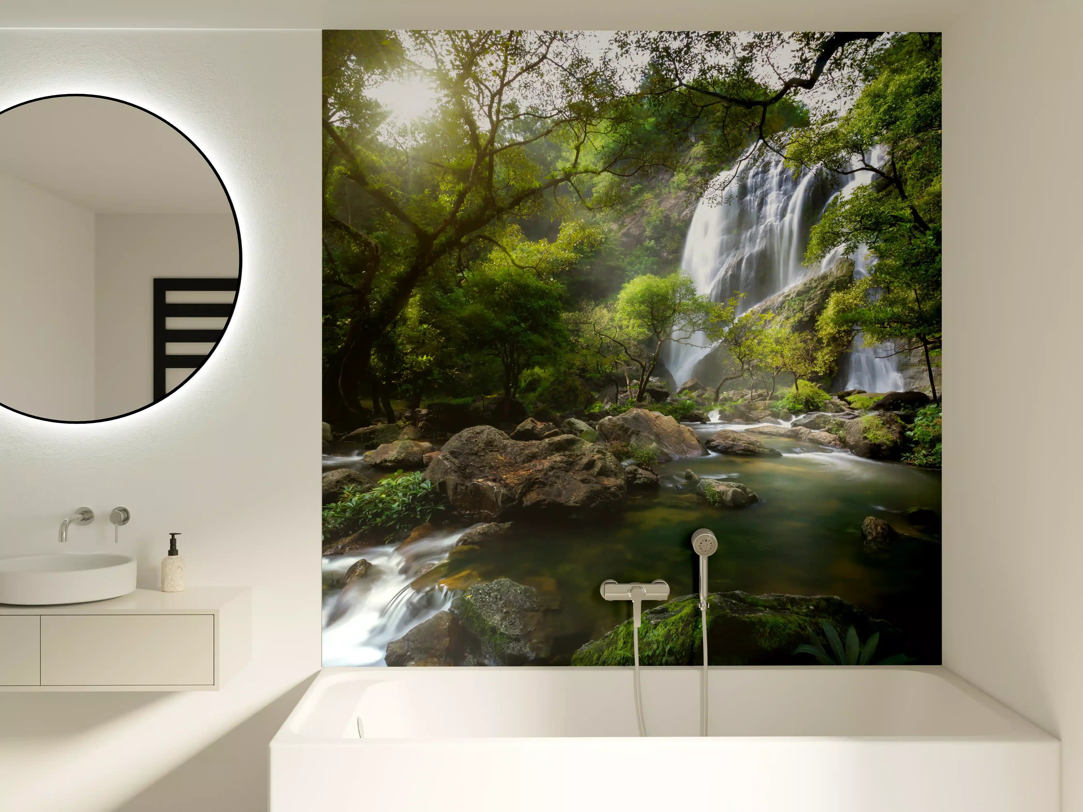 Badewannen-Rückwand - Bergbach und Wasserfall in Thailand