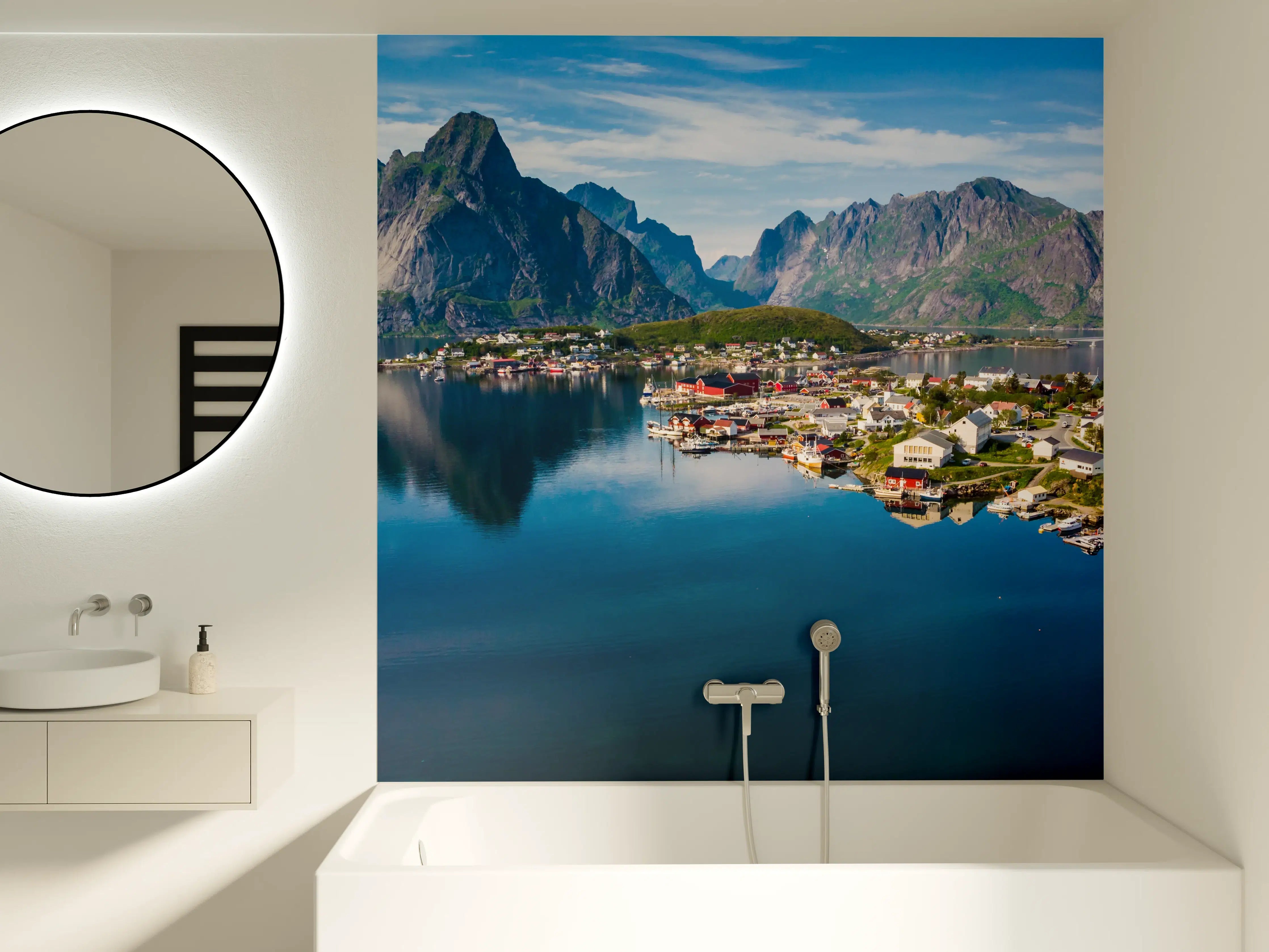 Badewannen-Rückwand - Bergdorf am Fjord mit hoher Klarheit