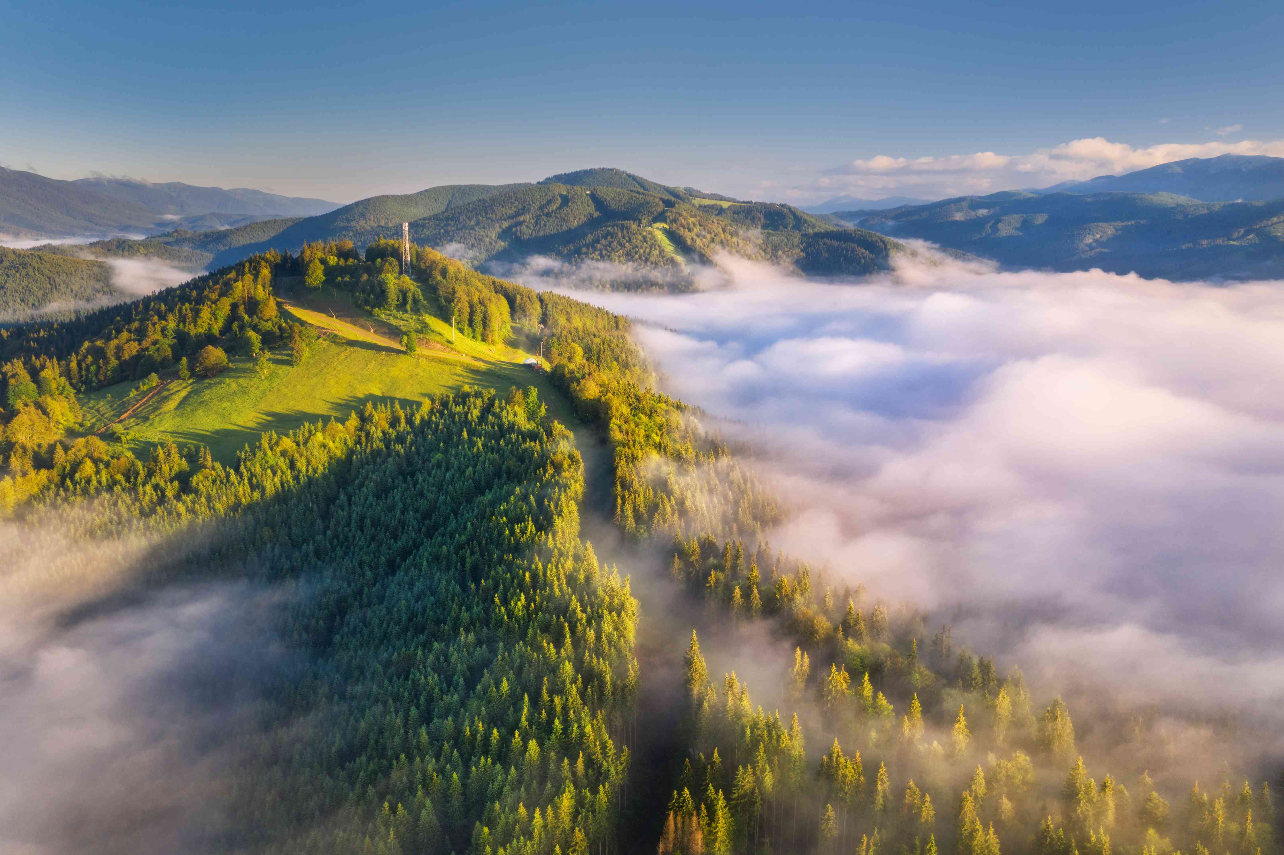 Badewannen-Rückwand-Berge in Wolken bei Sonnenaufgang im Sommer