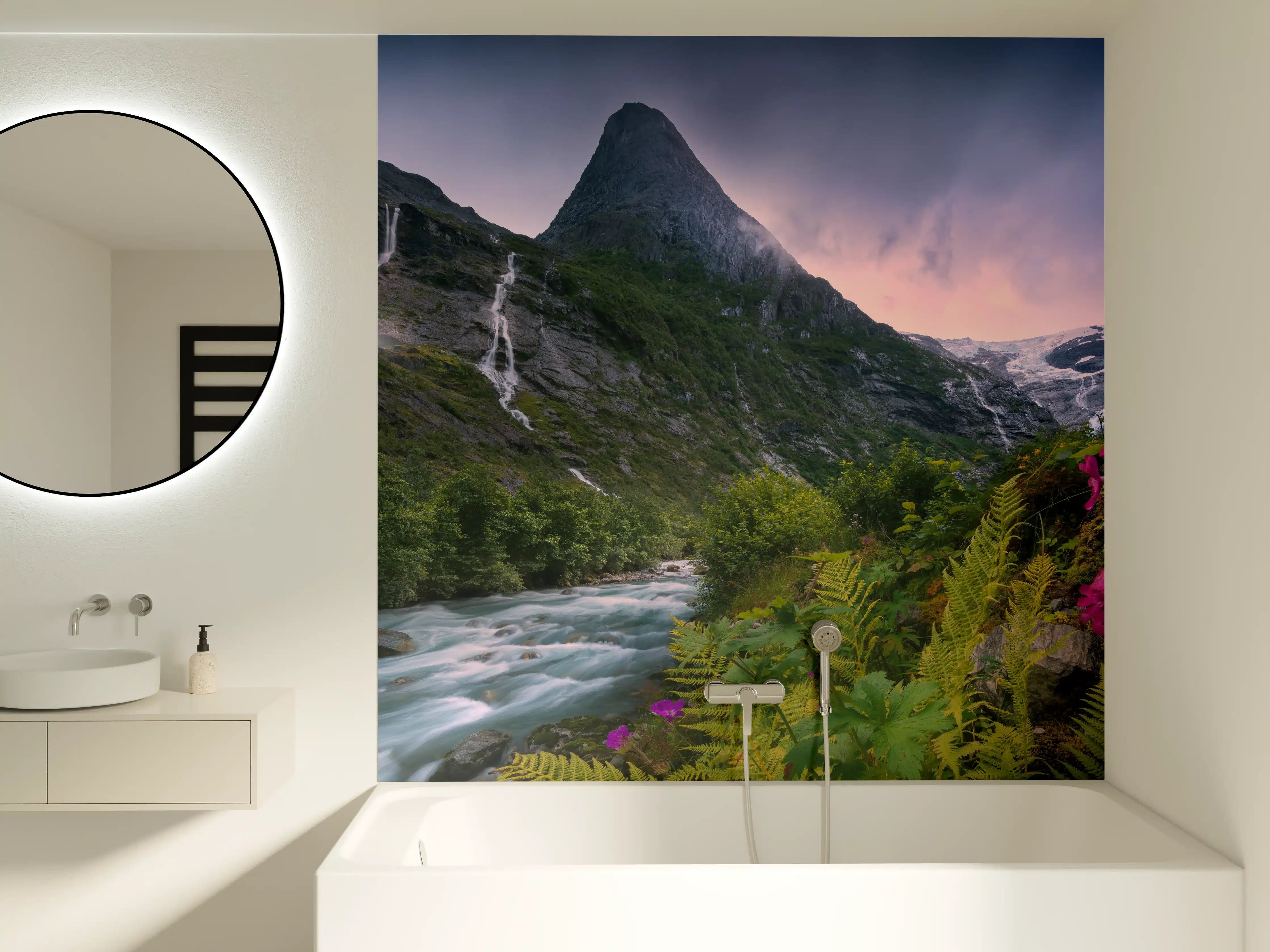 Badewannen-Rückwand - Berglandschaft Norwegens mit Wasserfällen