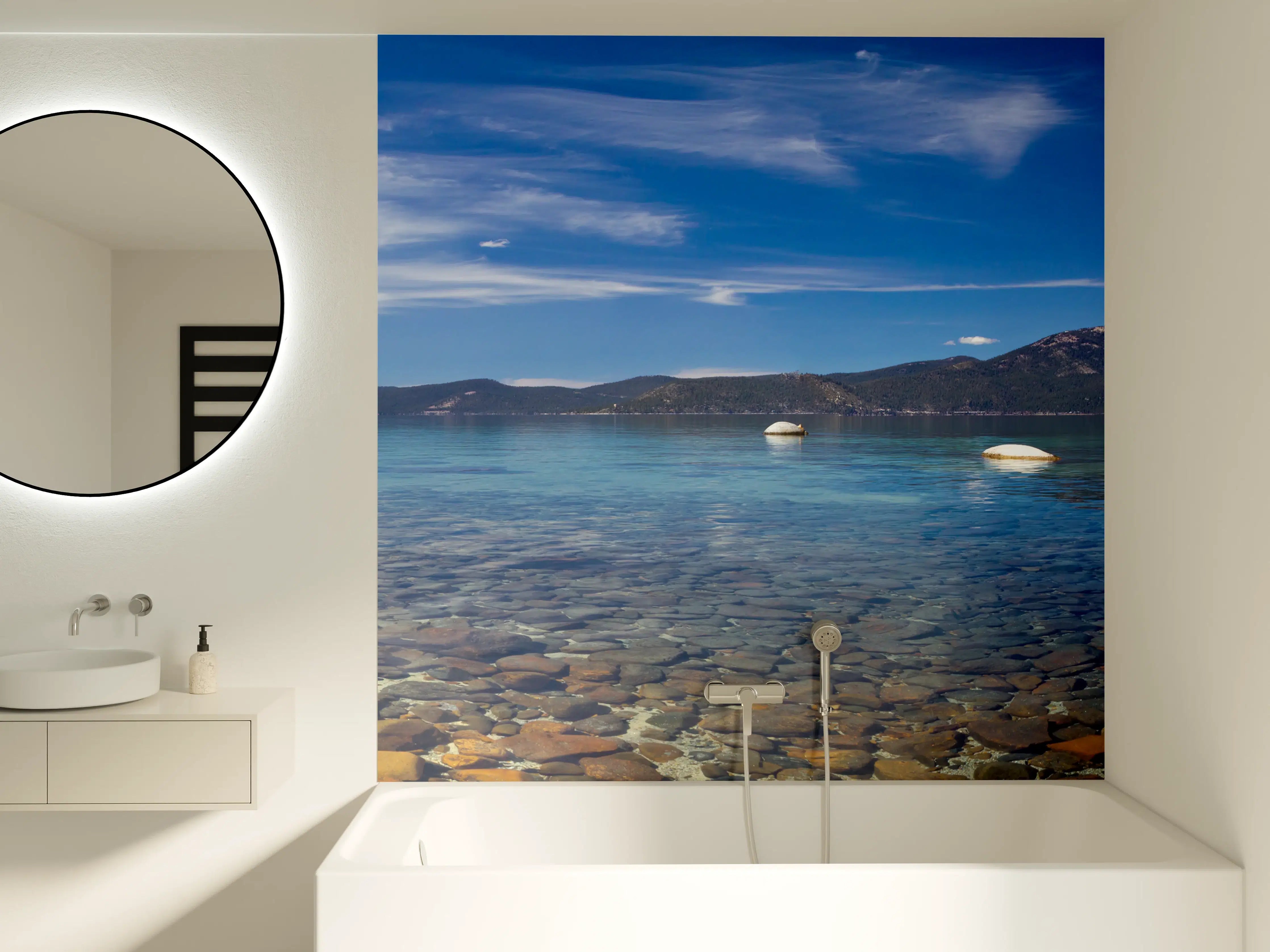 Badewannen-Rückwand - Bergsee mit klarer Wasseroberfläche unter wolkigem Himmel