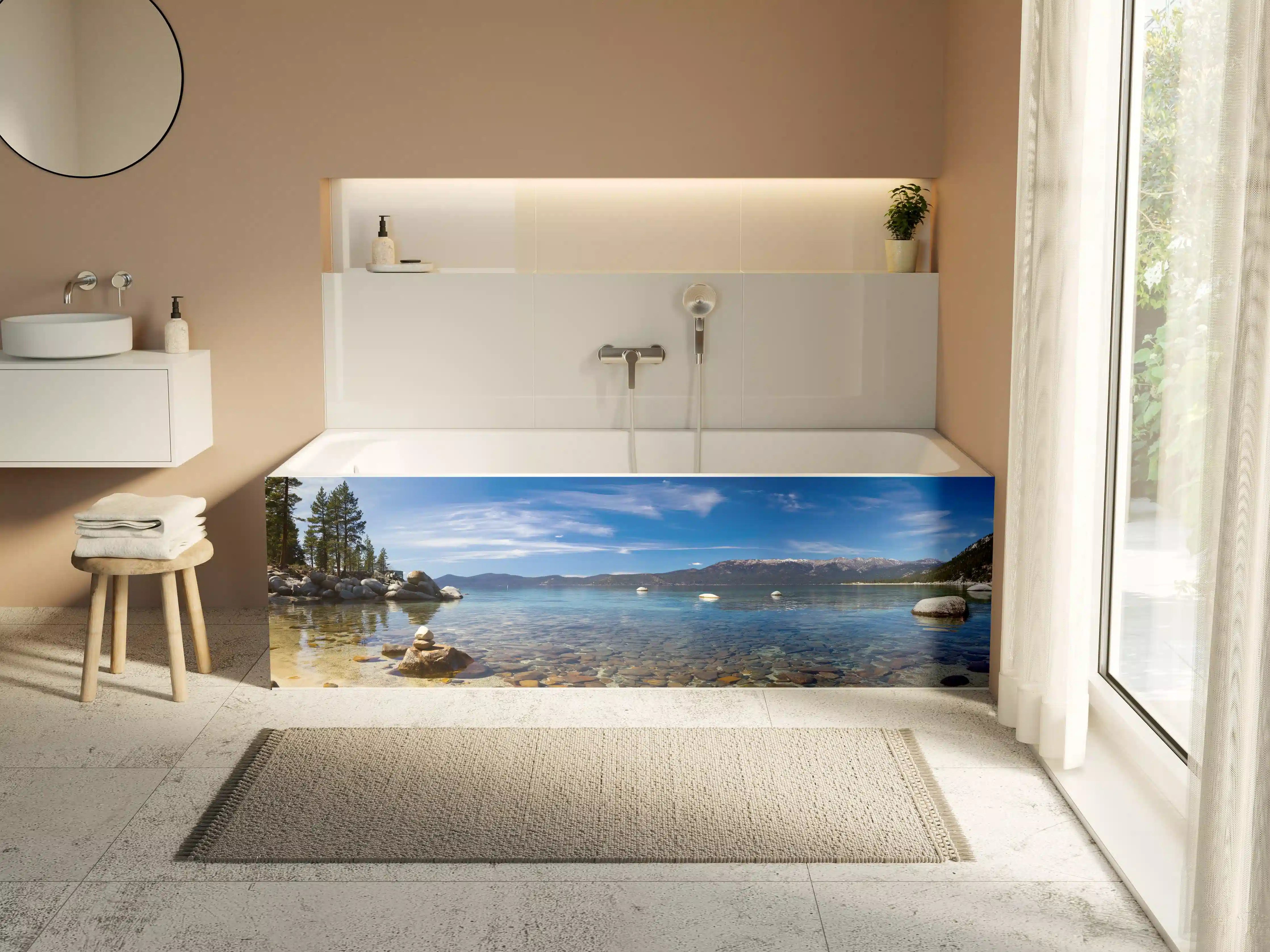 Badewannen-Rückwand - Bergsee mit klarer Wasseroberfläche unter wolkigem Himmel