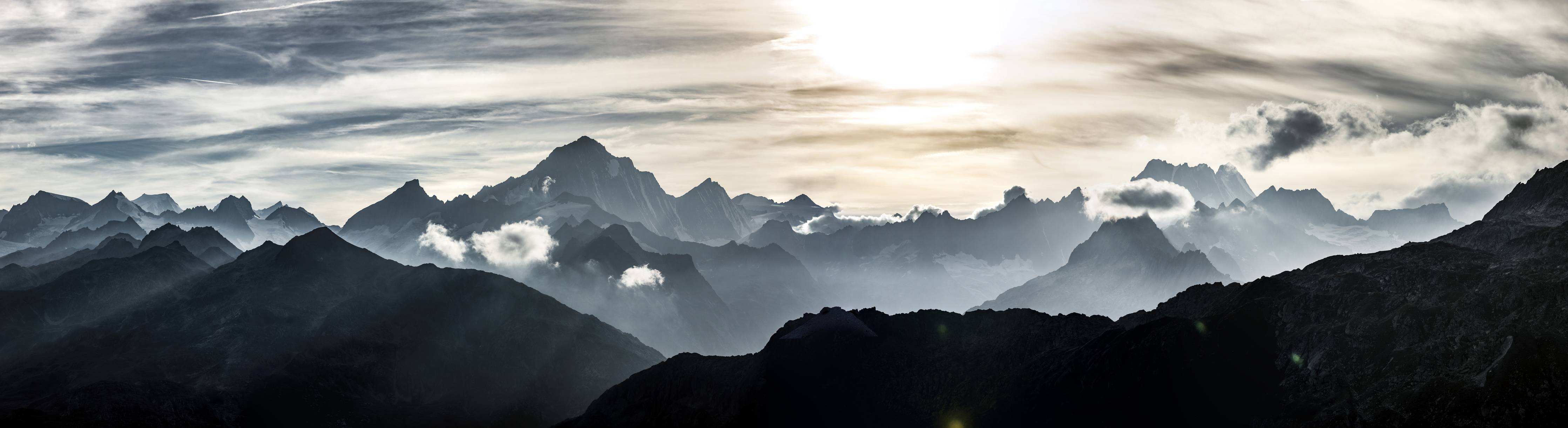 Badewannen-Rückwand-Bergsilhouette bei Sonnenuntergang