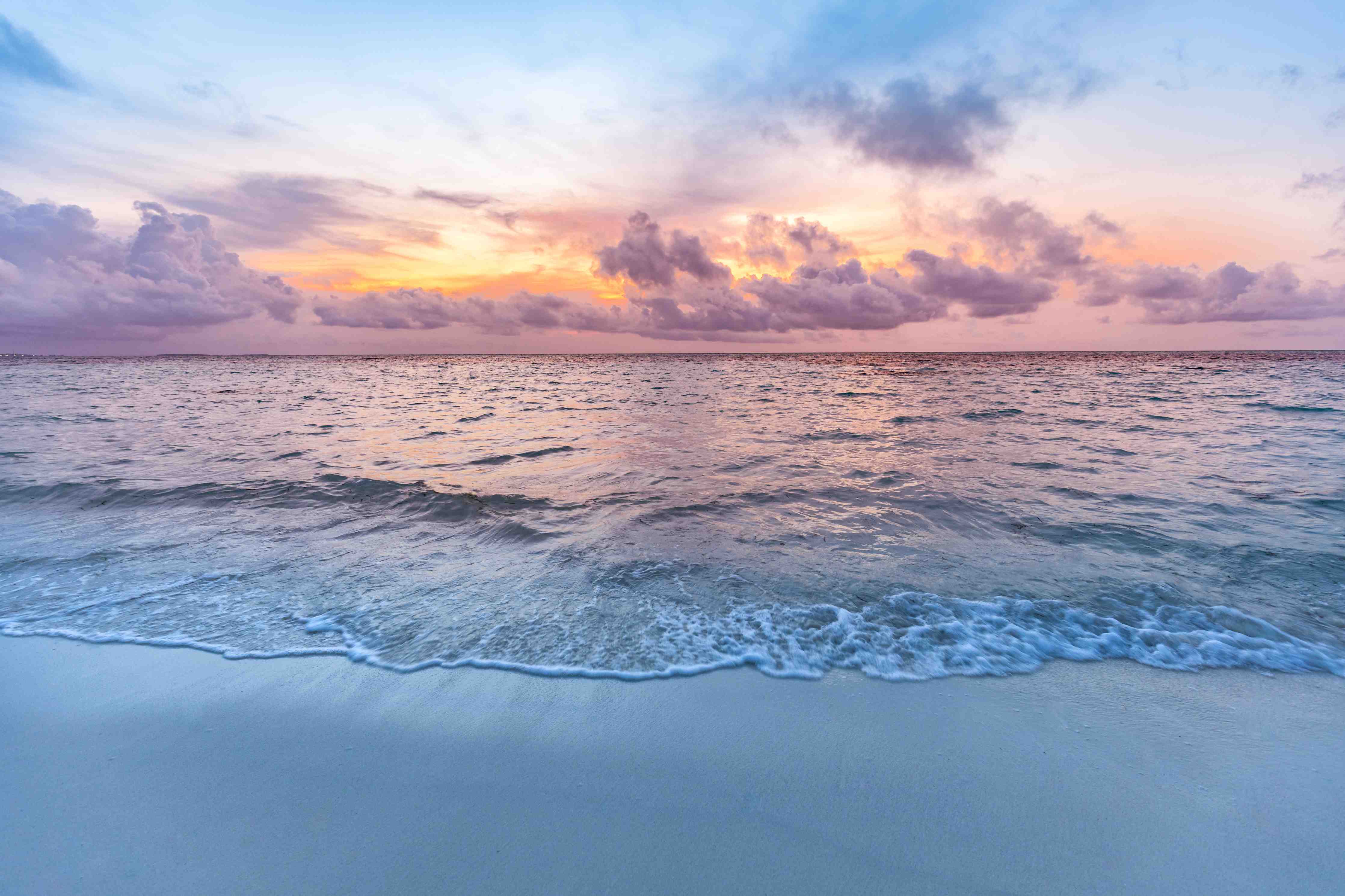 Badewannen-Rückwand-Bewölkter Sonnenuntergang am Strand