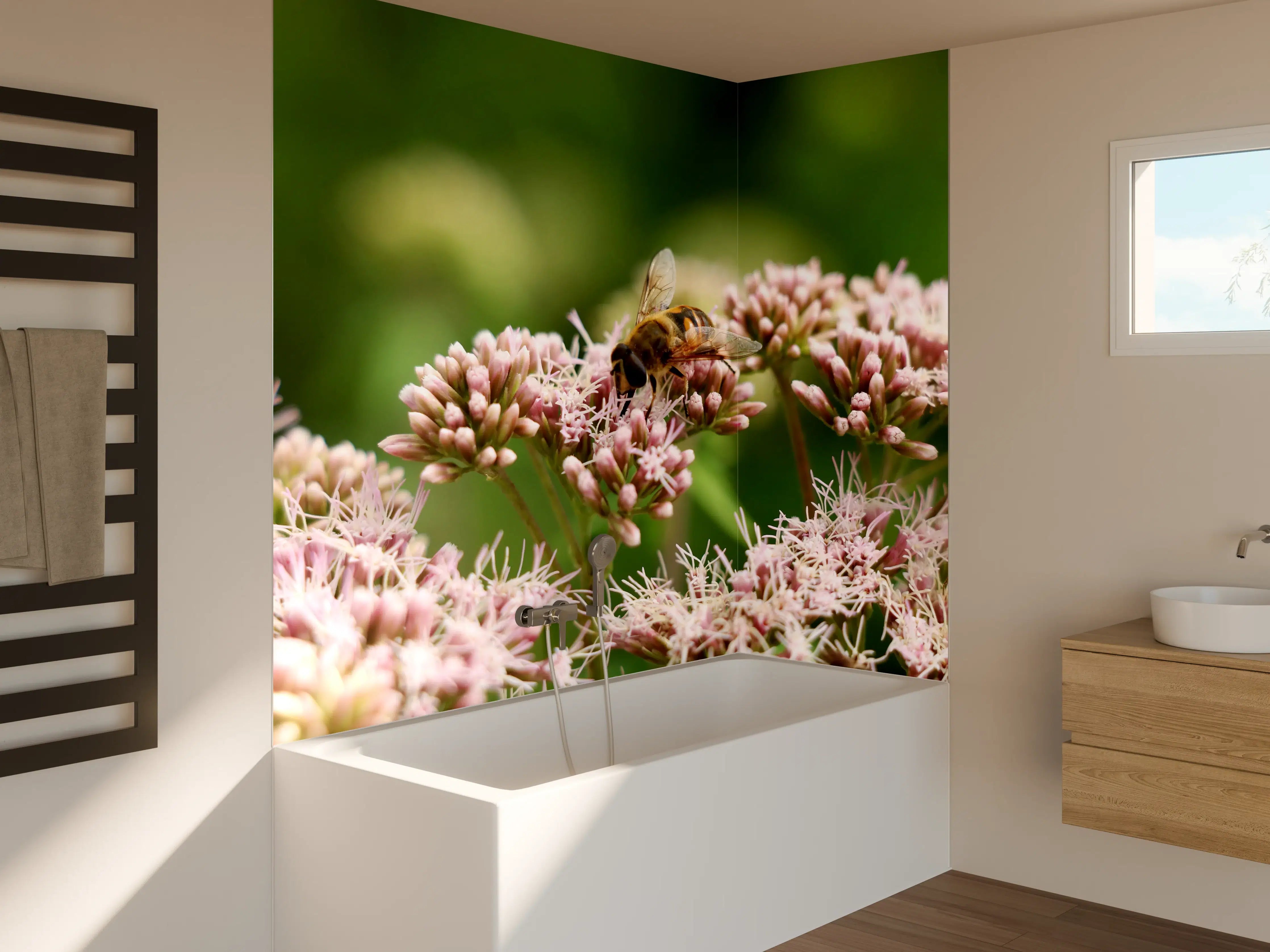 Badewannen-Rückwand - Biene auf Rosa Blüten Makro
