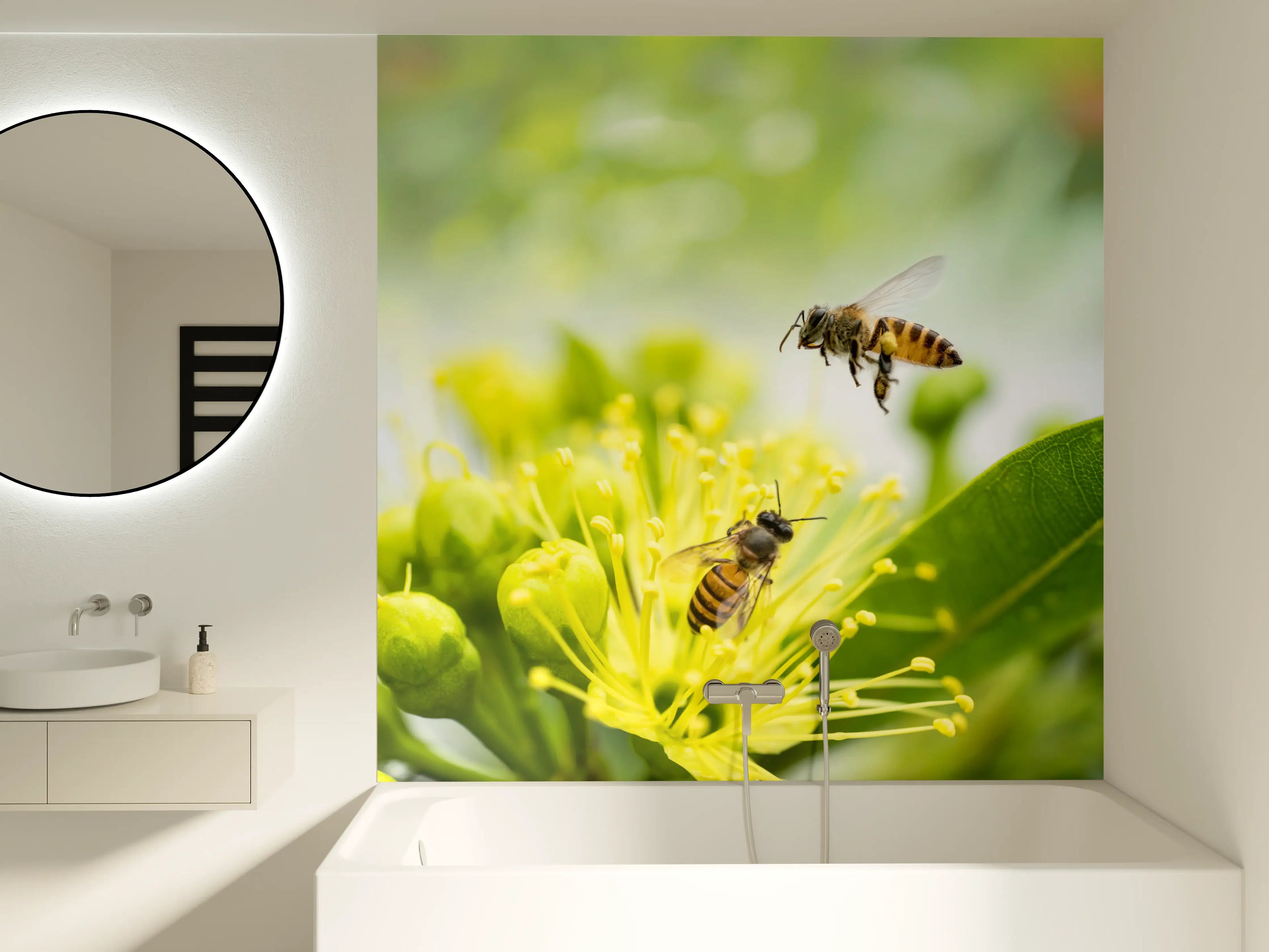 Badewannen-Rückwand - Biene sammelt Pollen an einer Blüte