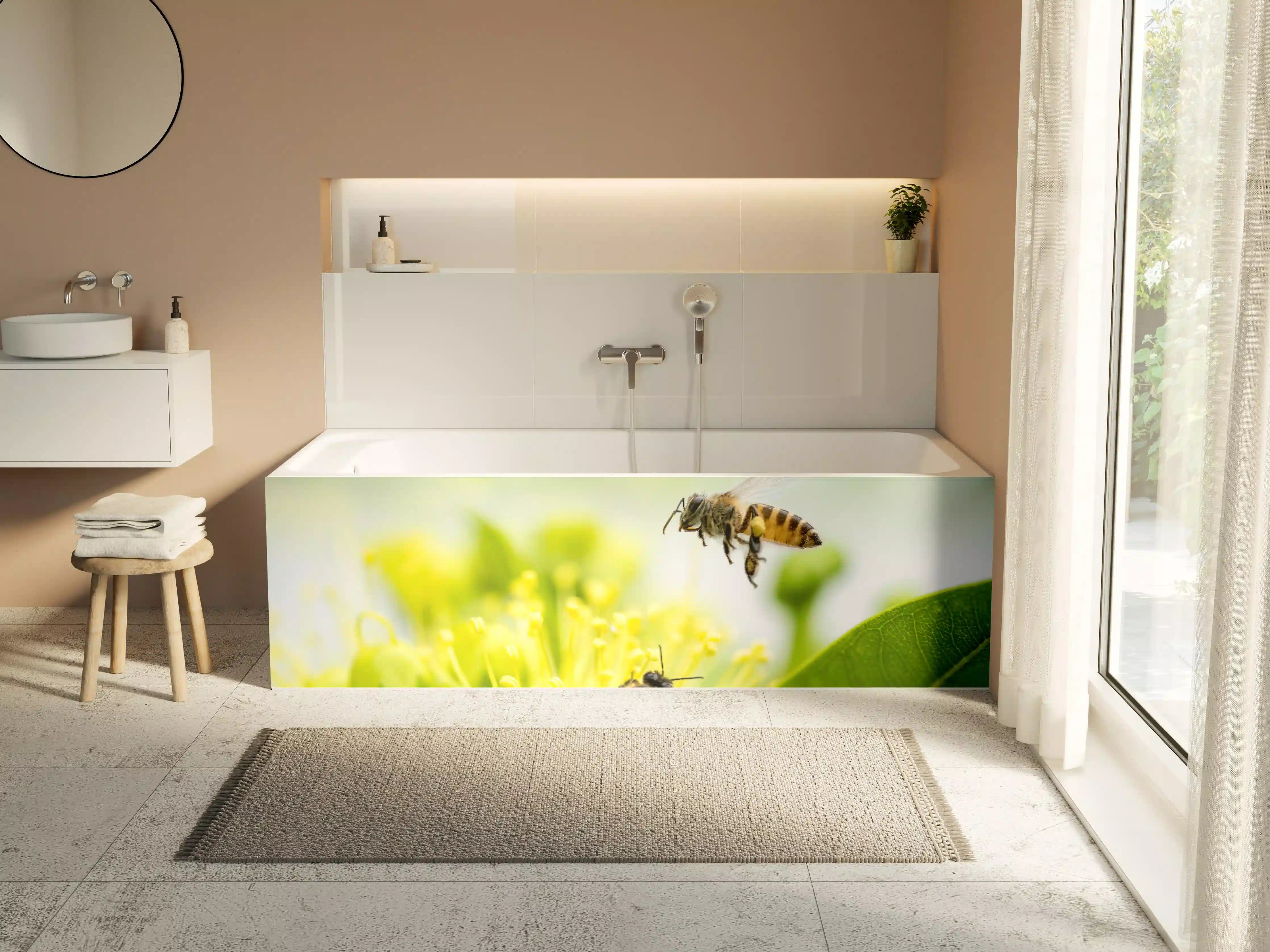 Badewannen-Rückwand - Biene sammelt Pollen an einer Blüte