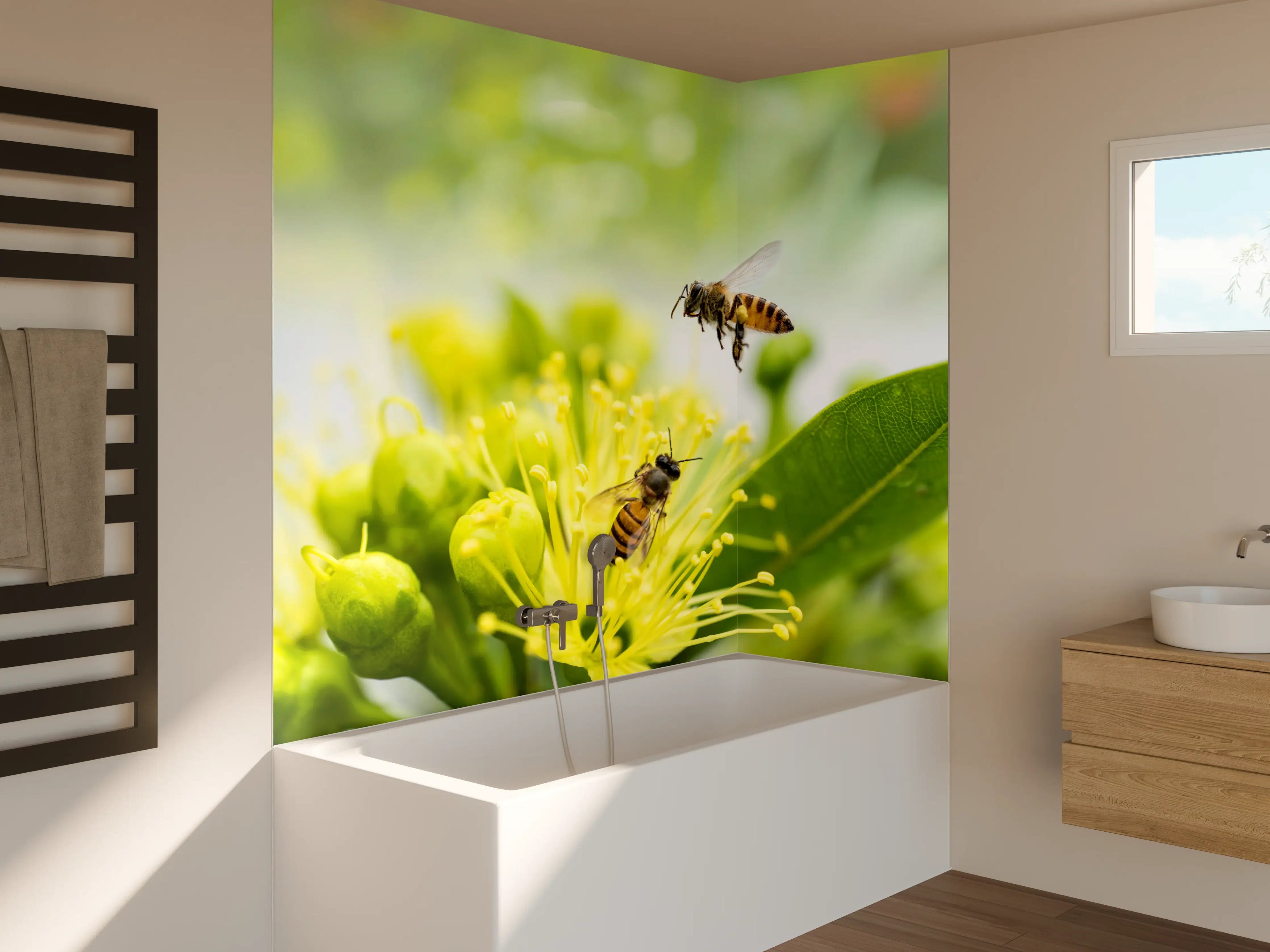 Badewannen-Rückwand - Biene sammelt Pollen an einer Blüte