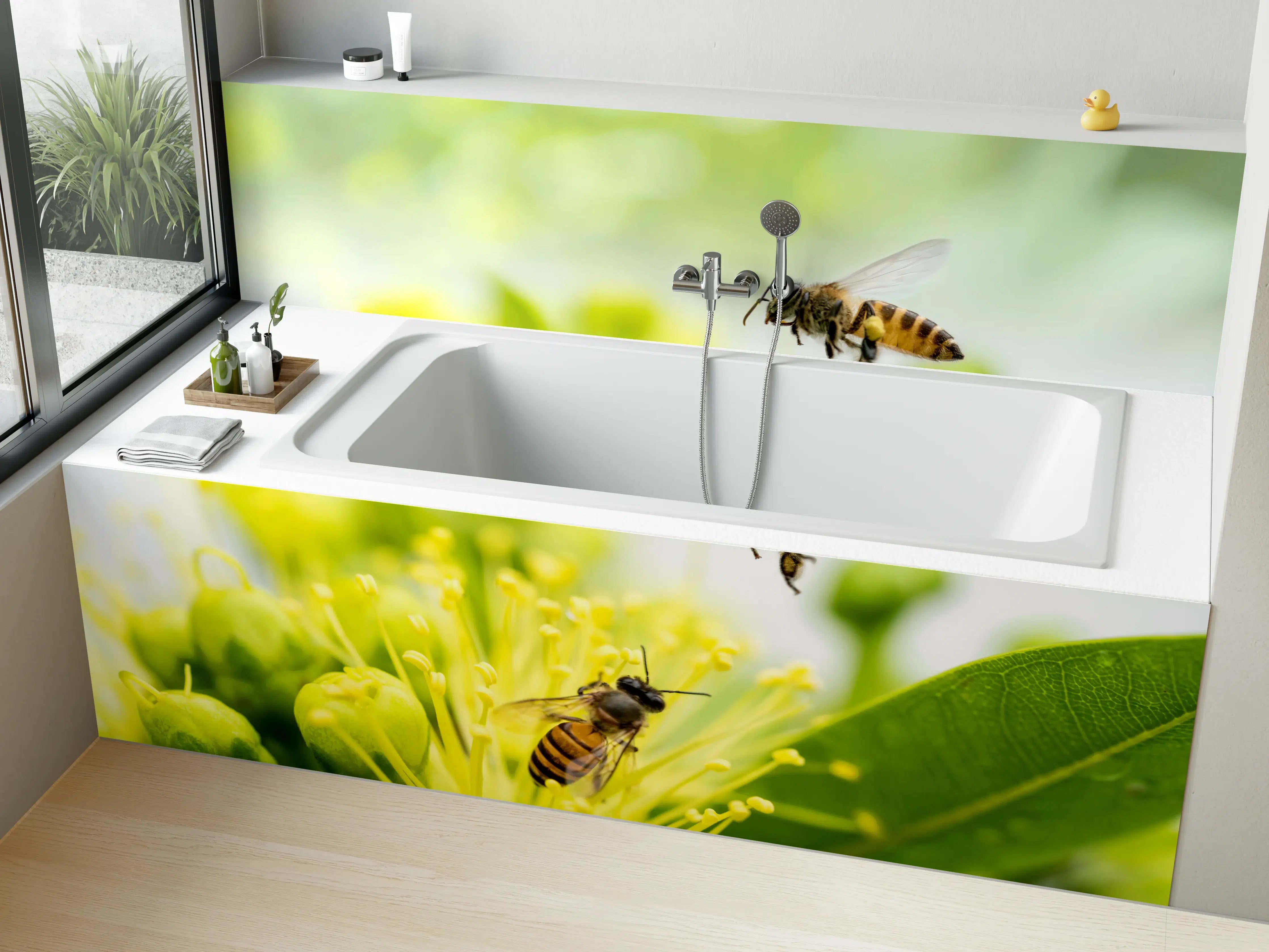 Badewannen-Rückwand - Biene sammelt Pollen an einer Blüte