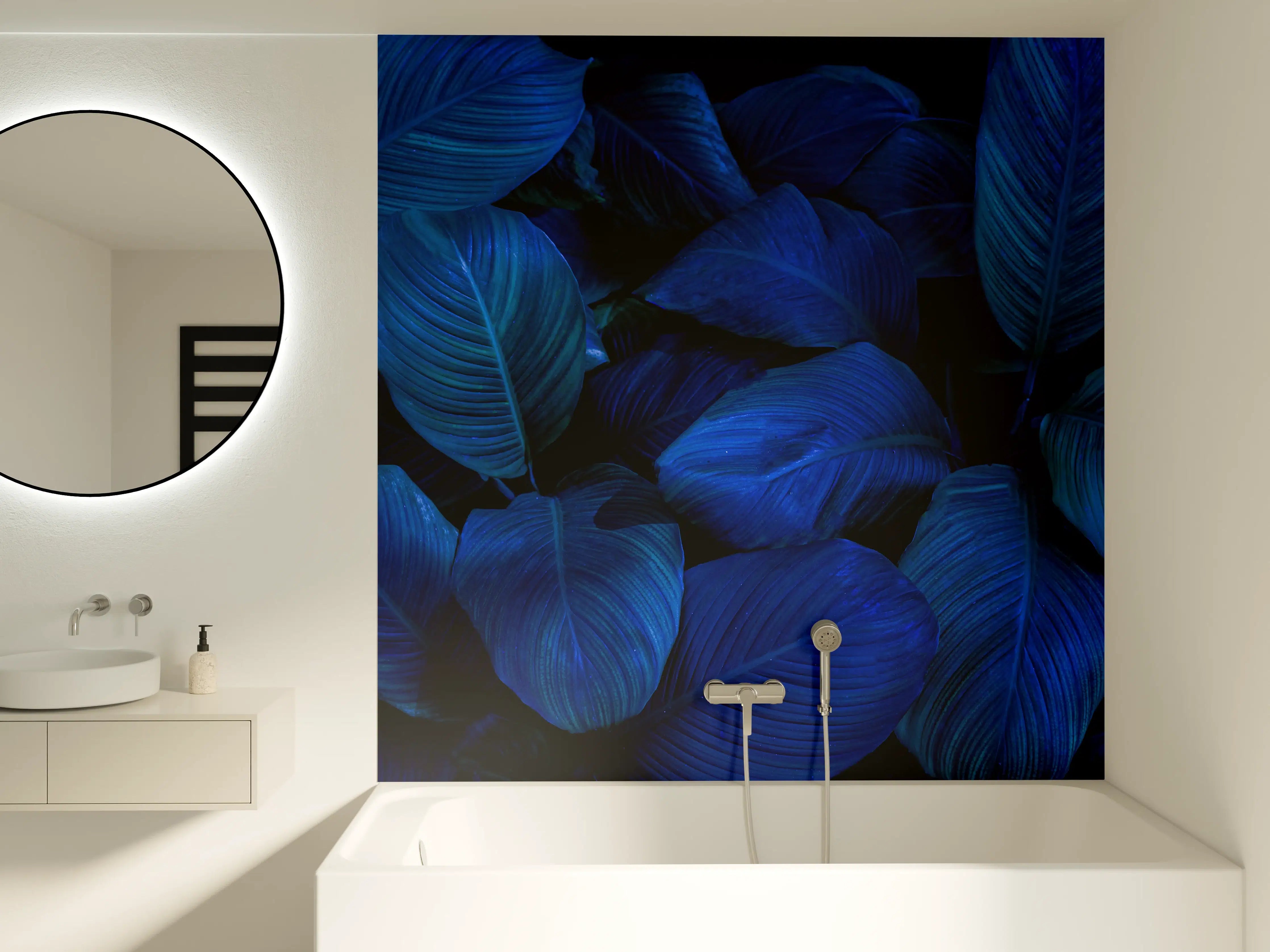 Badewannen-Rückwand - Bläuliche Blätter auf dunklem Hintergrund