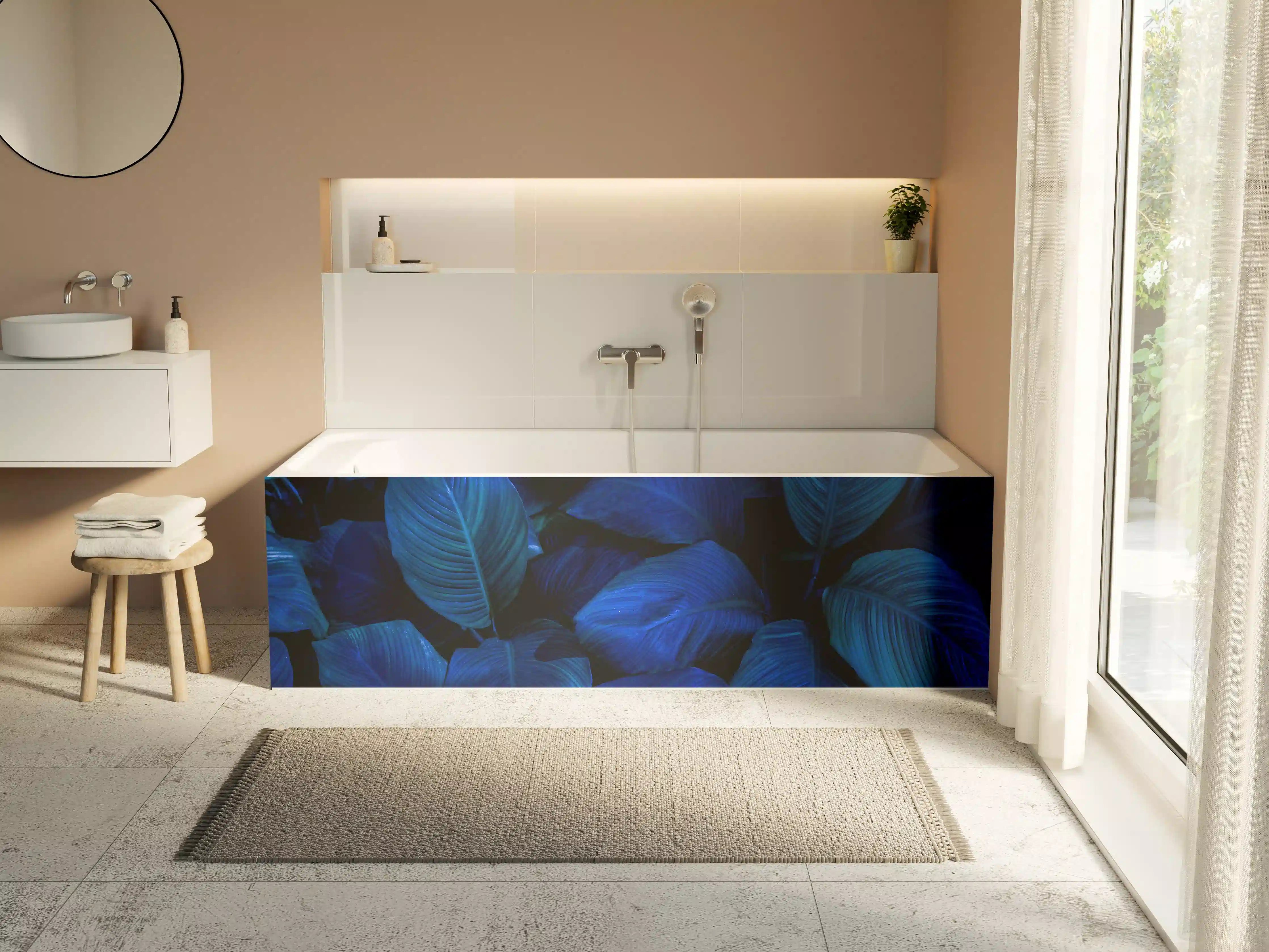 Badewannen-Rückwand - Bläuliche Blätter auf dunklem Hintergrund