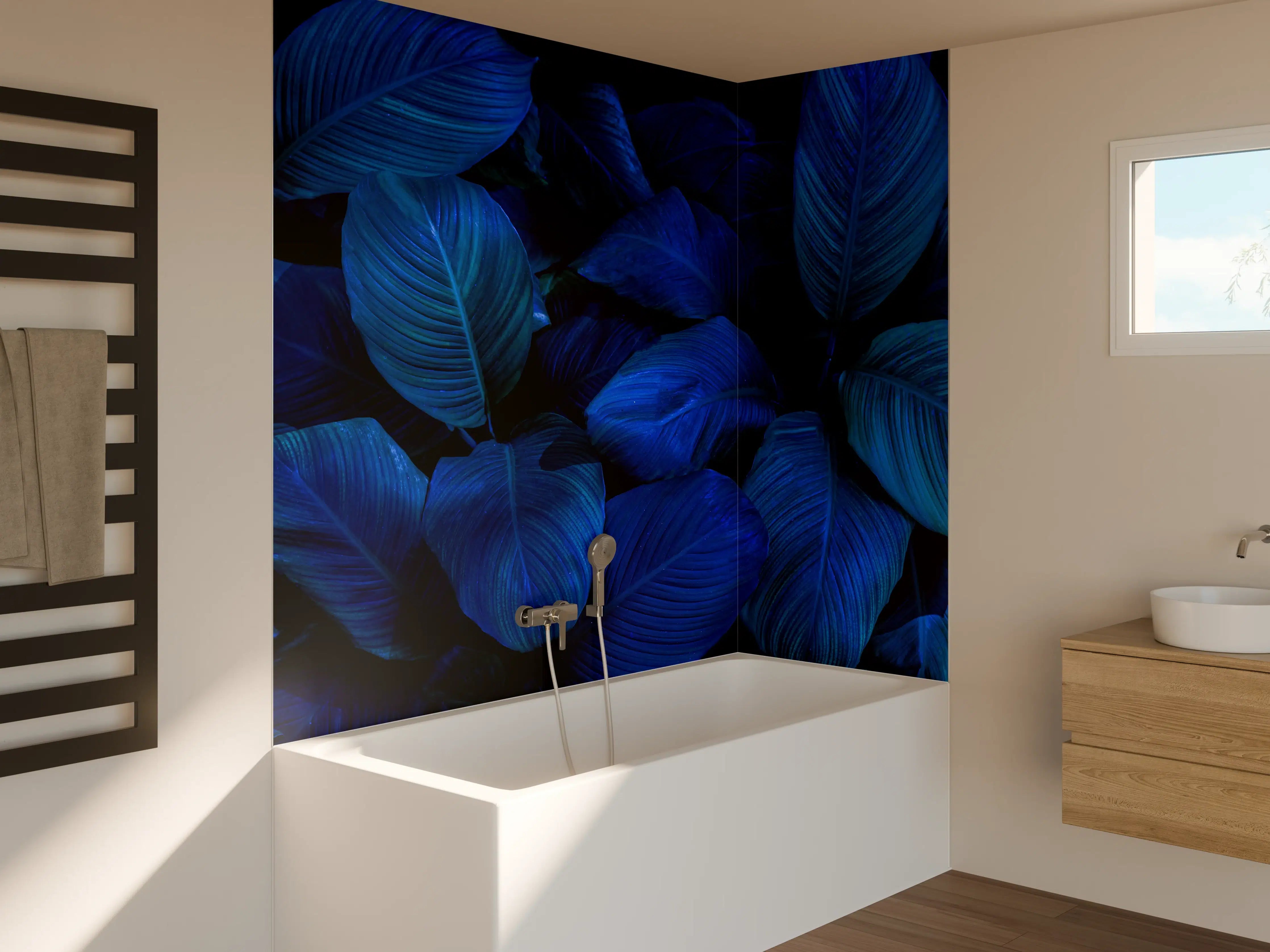 Badewannen-Rückwand - Bläuliche Blätter auf dunklem Hintergrund