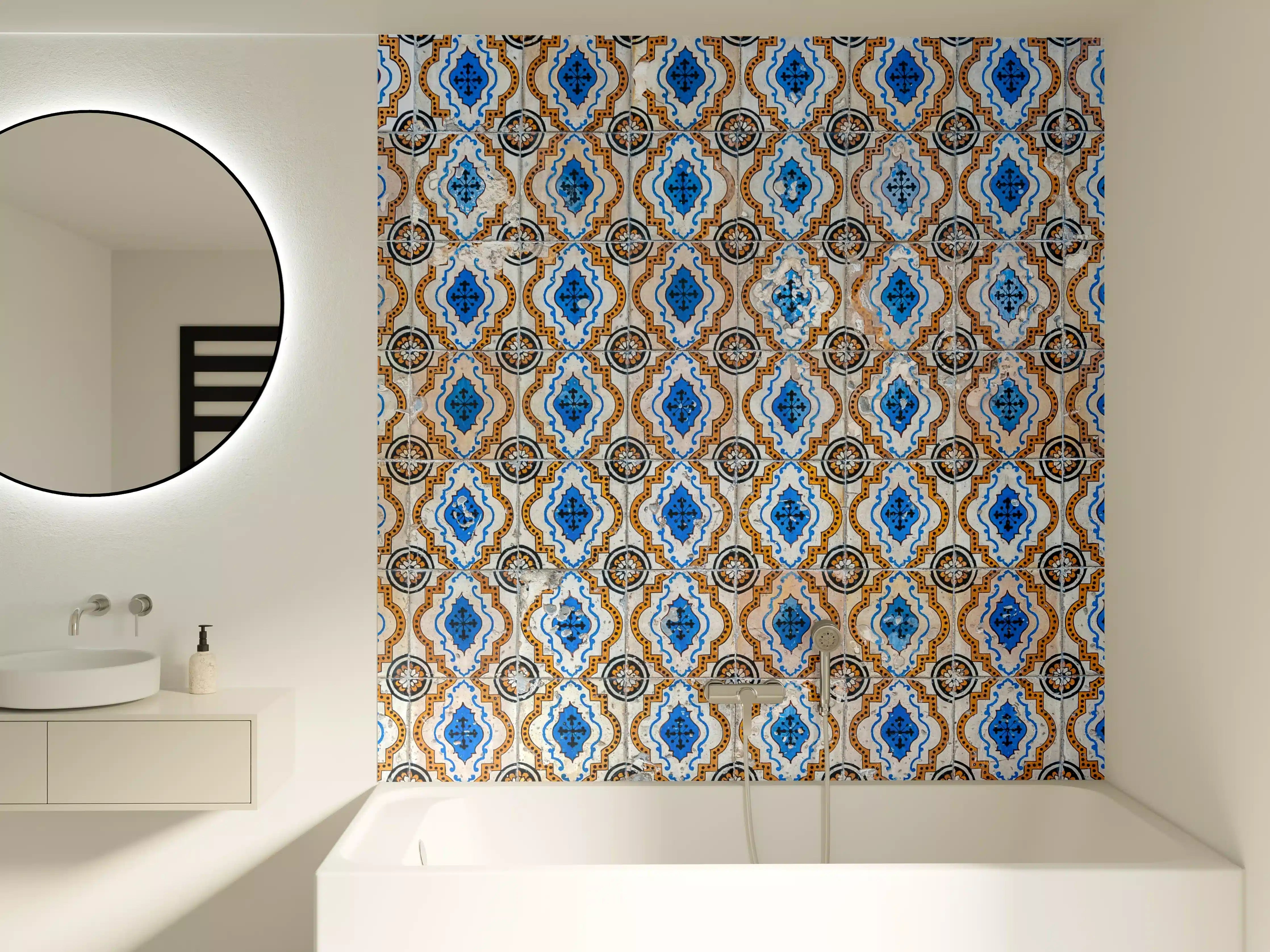 Badewannen-Rückwand - Blau-Weiß-Keramikfliesen im Vintage-Stil