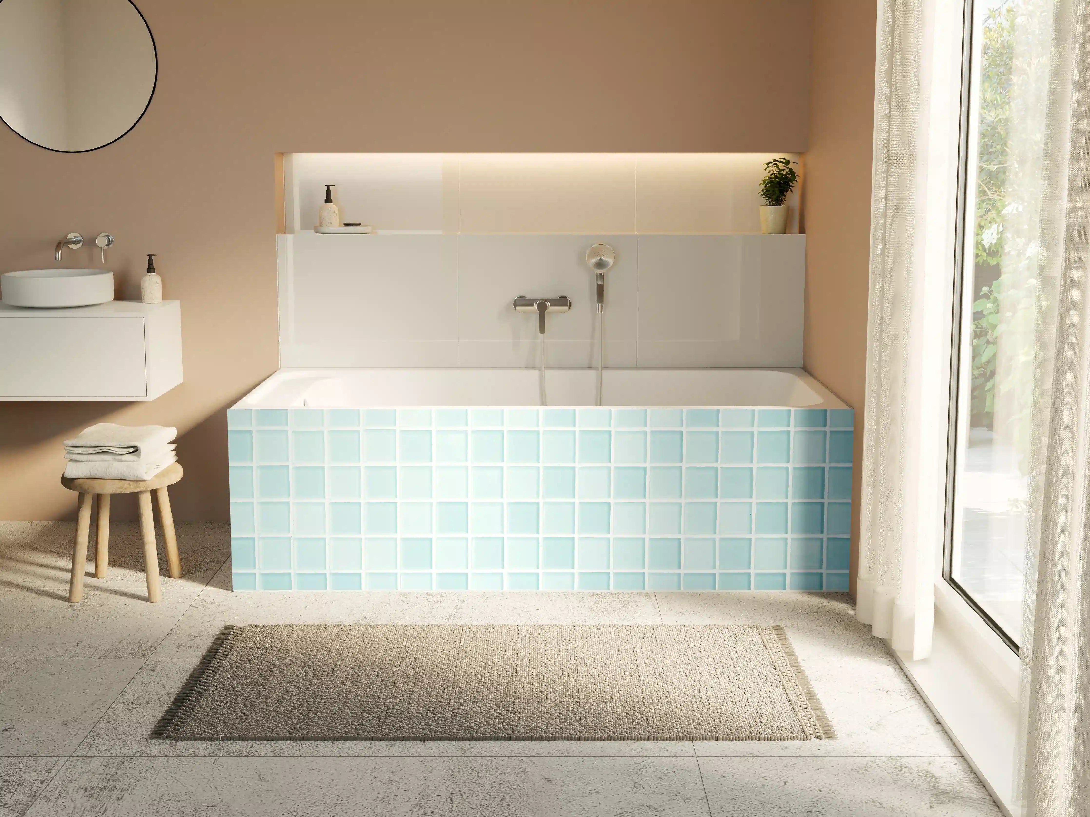 Badewannen-Rückwand - Blau-Weiße Keramikfliesen