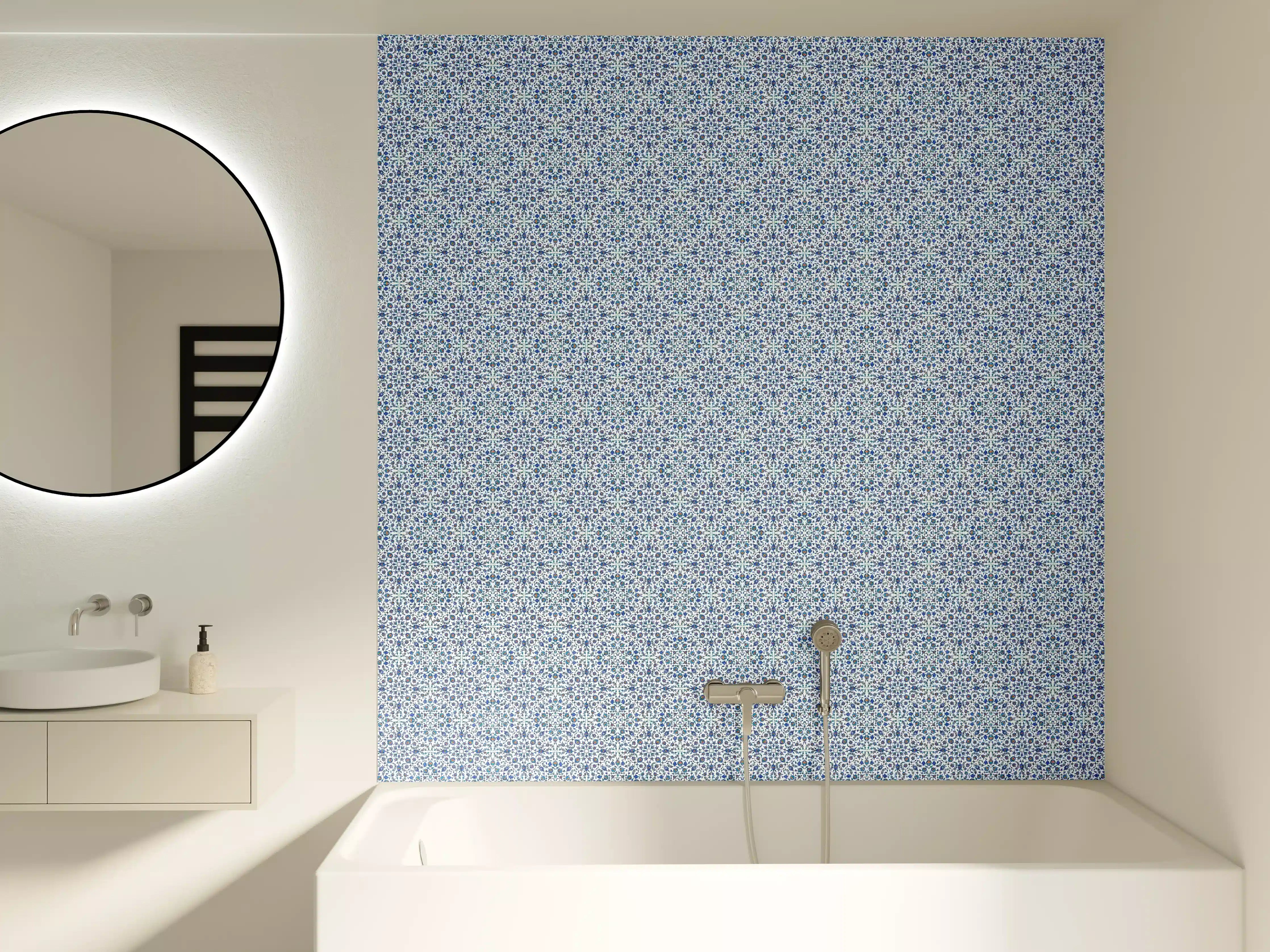 Badewannen-Rückwand - Blau-weiße Blumenmuster mit filigraner Verzierung