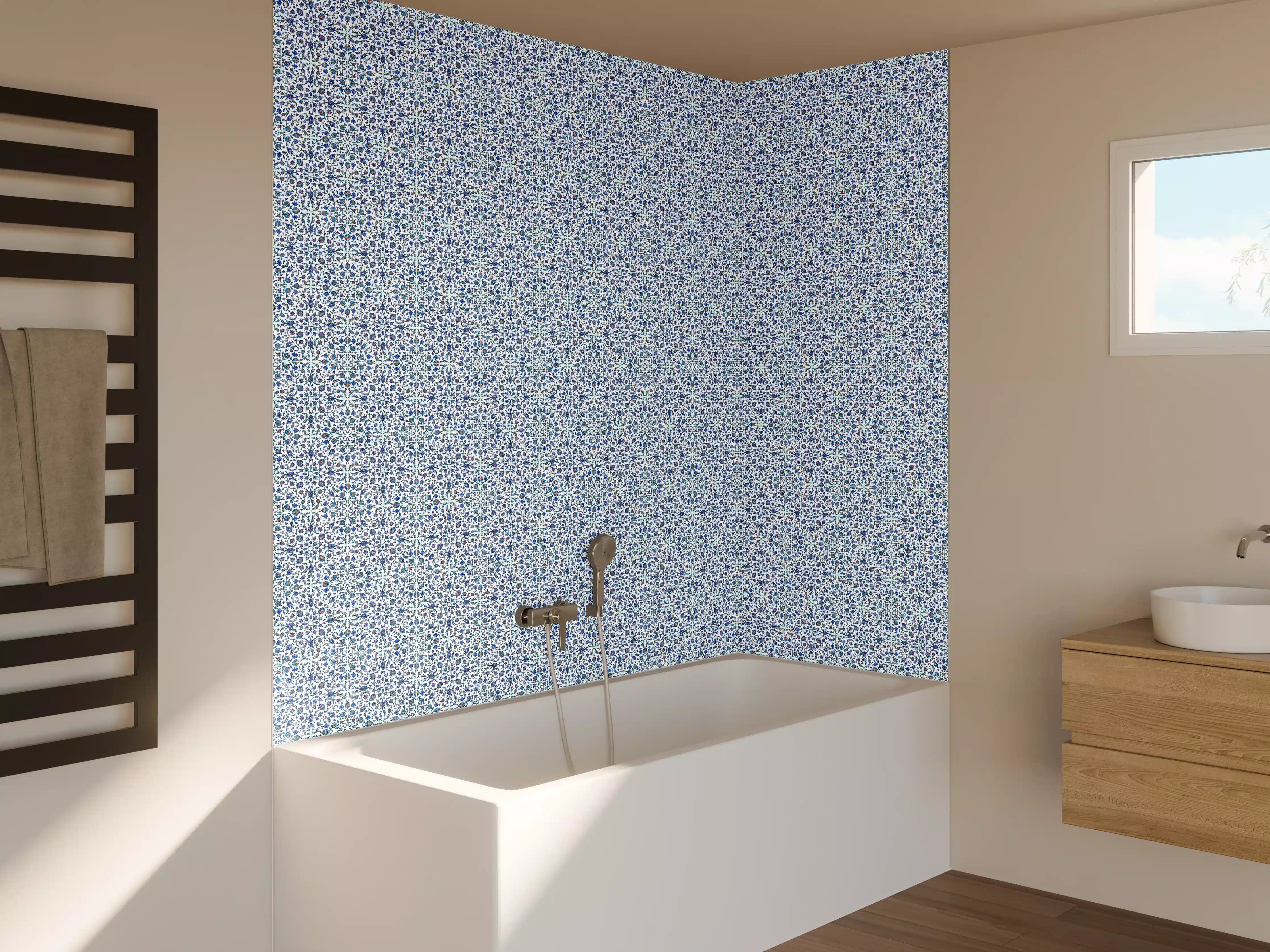 Badewannen-Rückwand - Blau-weiße Blumenmuster mit filigraner Verzierung