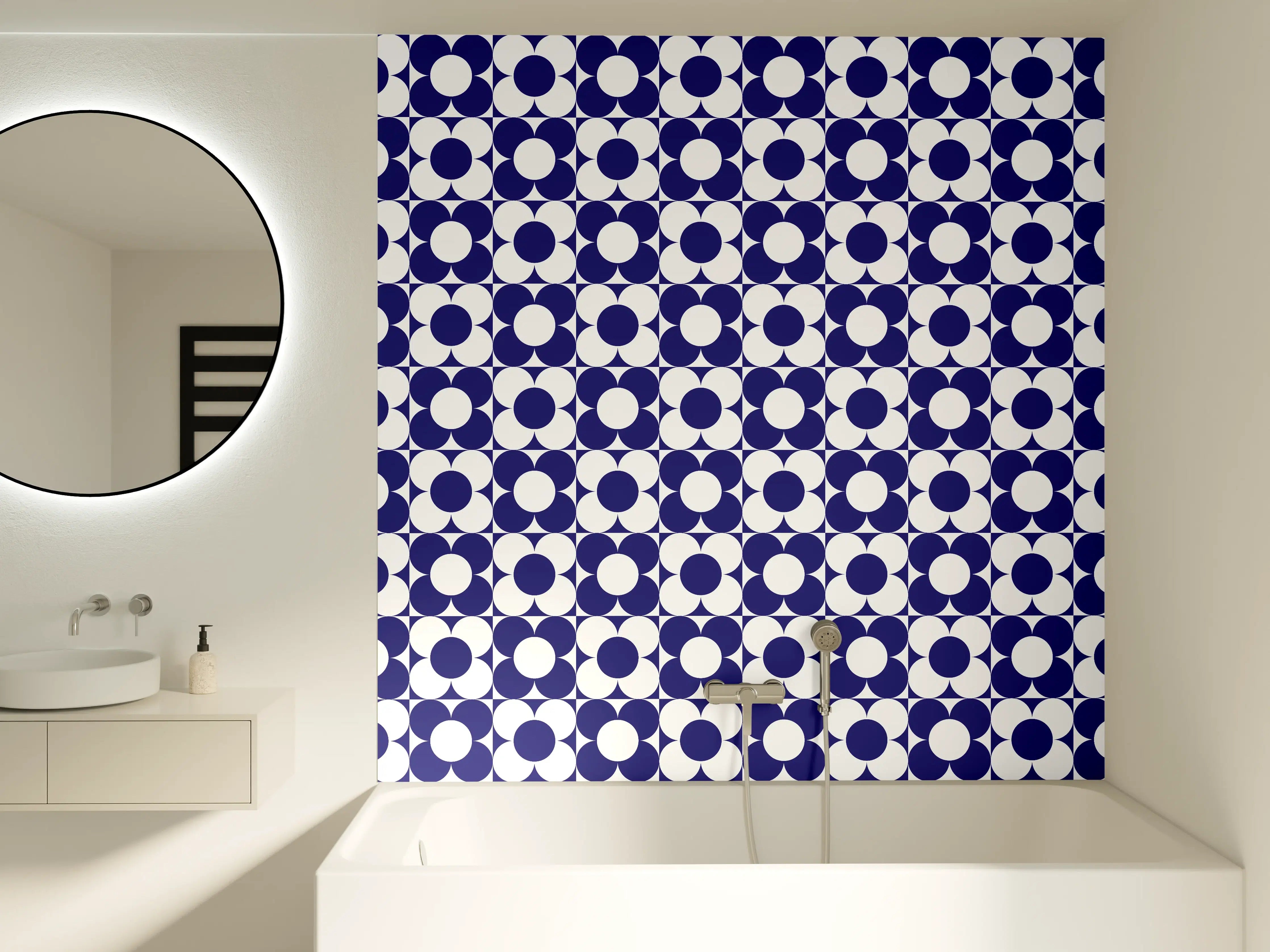 Badewannen-Rückwand - Blau-weiße geometrische Musterfliese