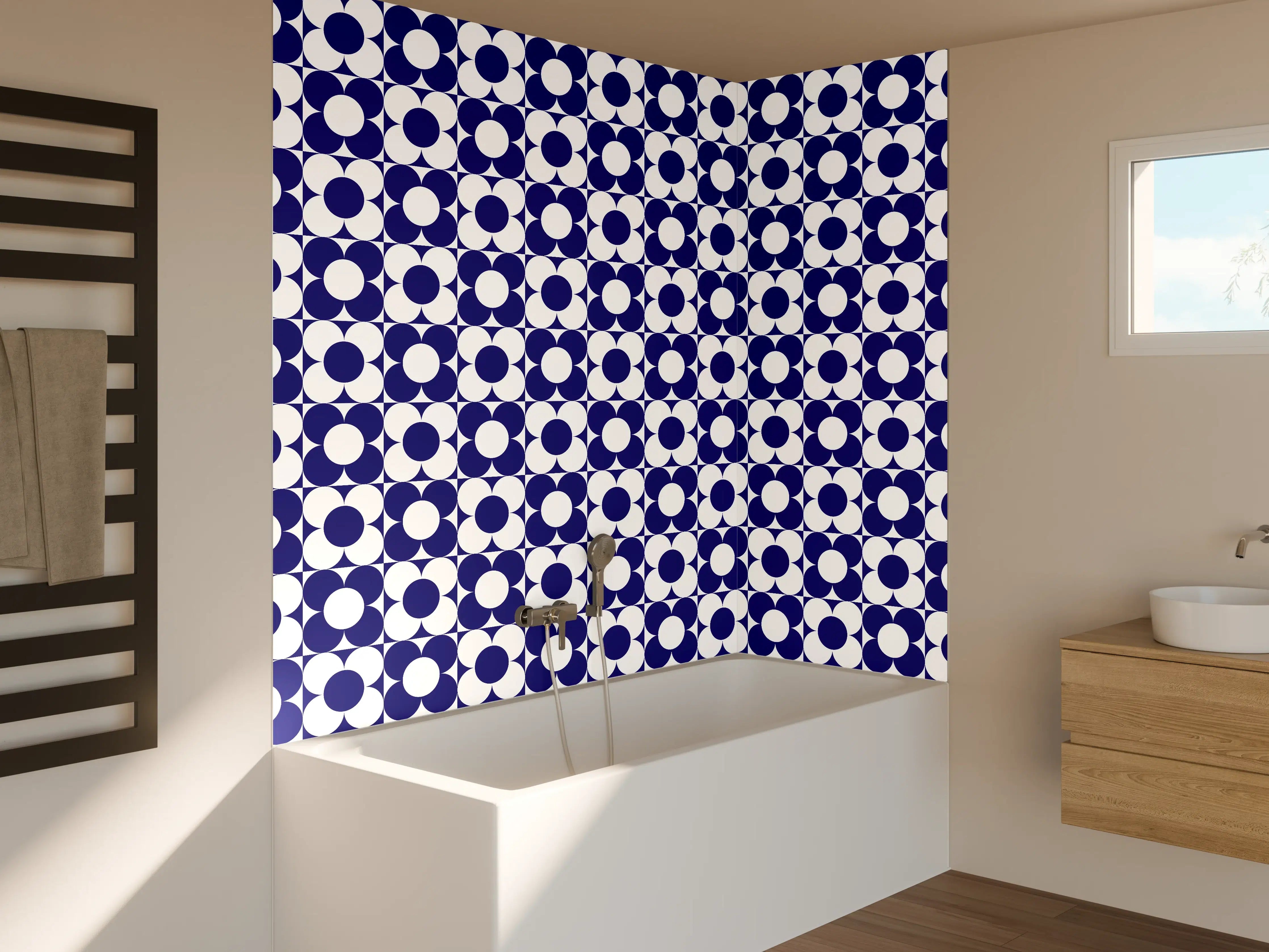 Badewannen-Rückwand - Blau-weiße geometrische Musterfliese