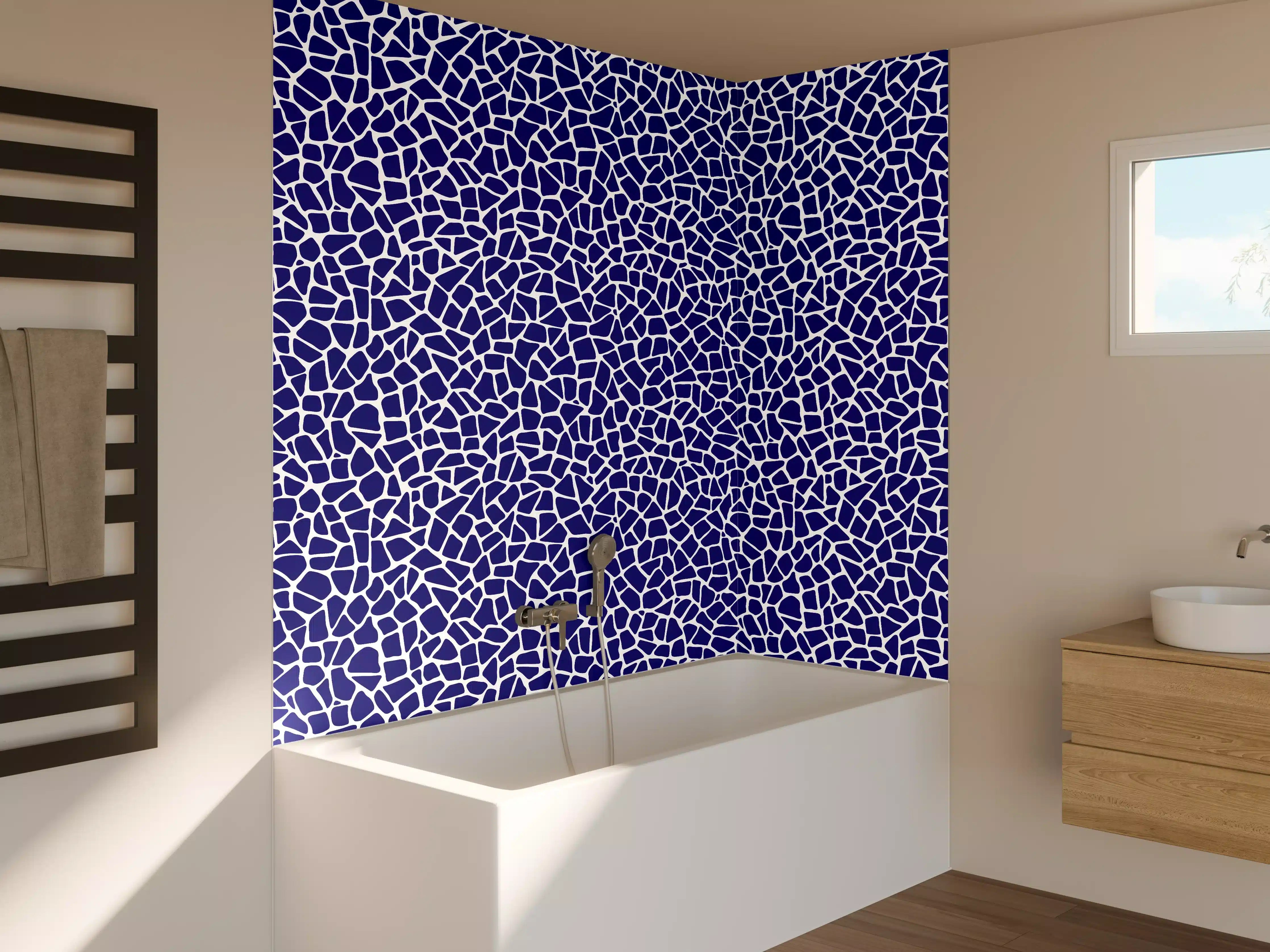 Badewannen-Rückwand - Blaue Mosaikstruktur mit feinen Konturen