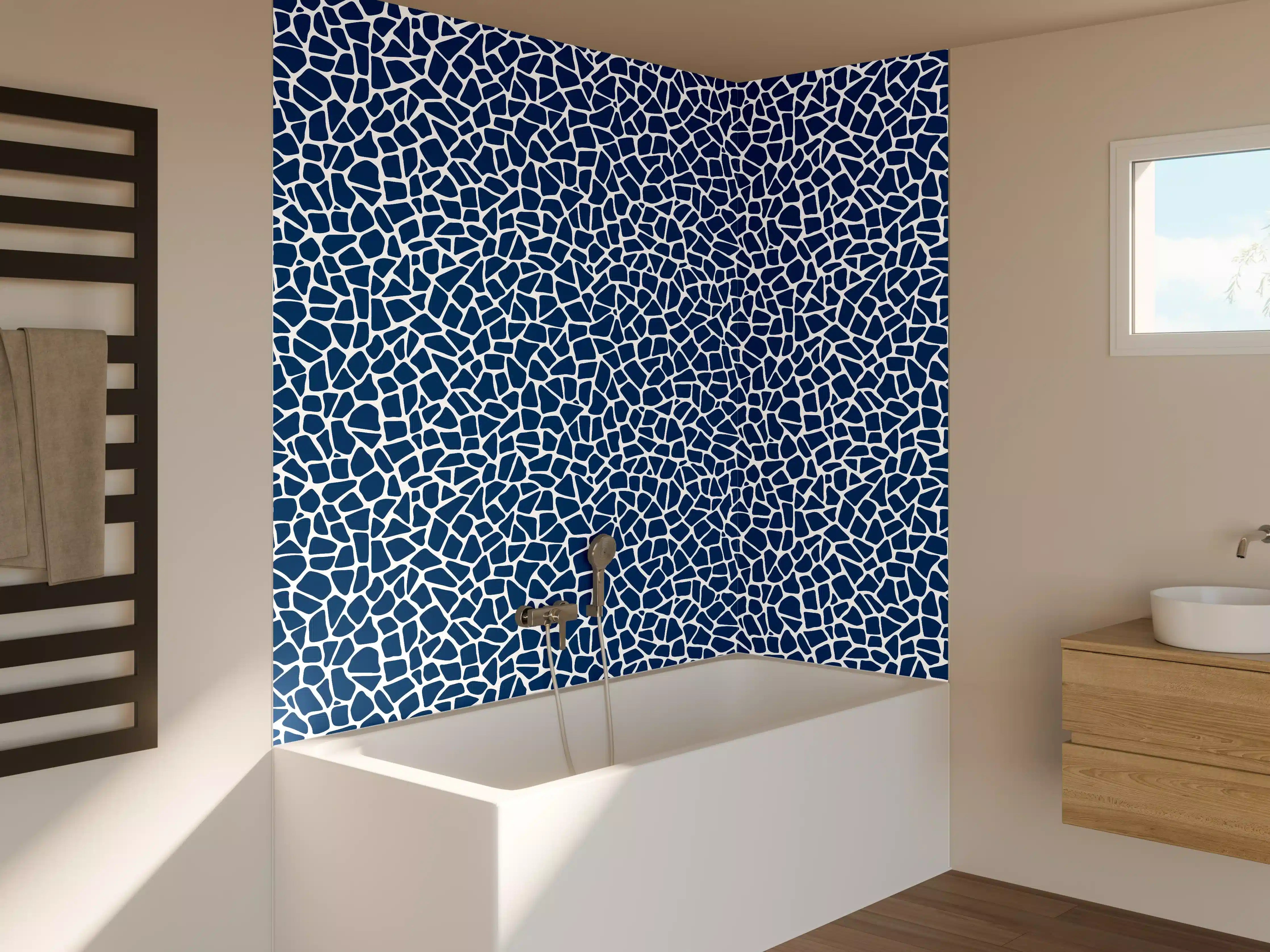 Badewannen-Rückwand - Blaue Mosaikstruktur mit feinen Linien