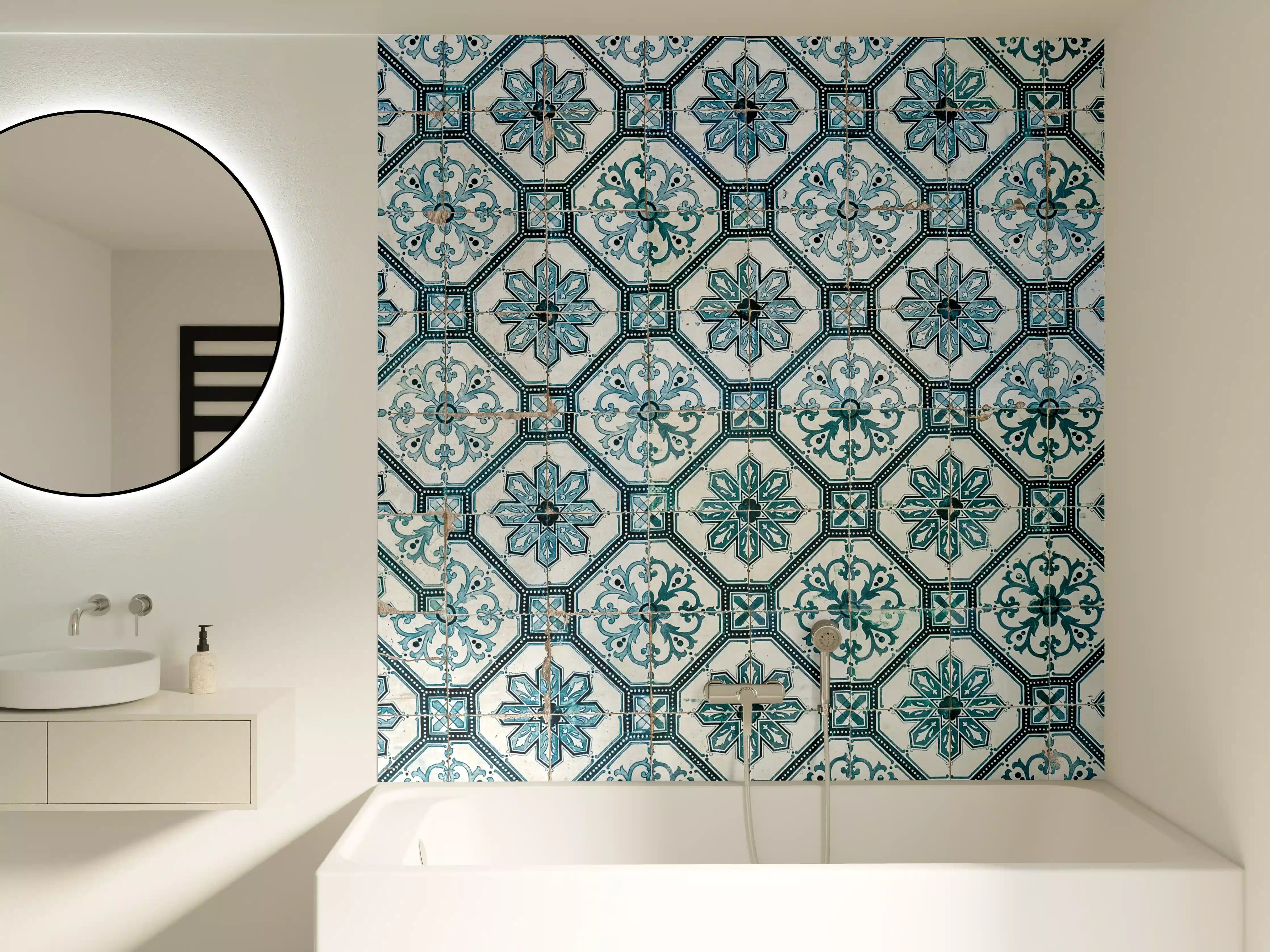 Badewannen-Rückwand - Blaue und weiße Fliesen mit floralem Muster