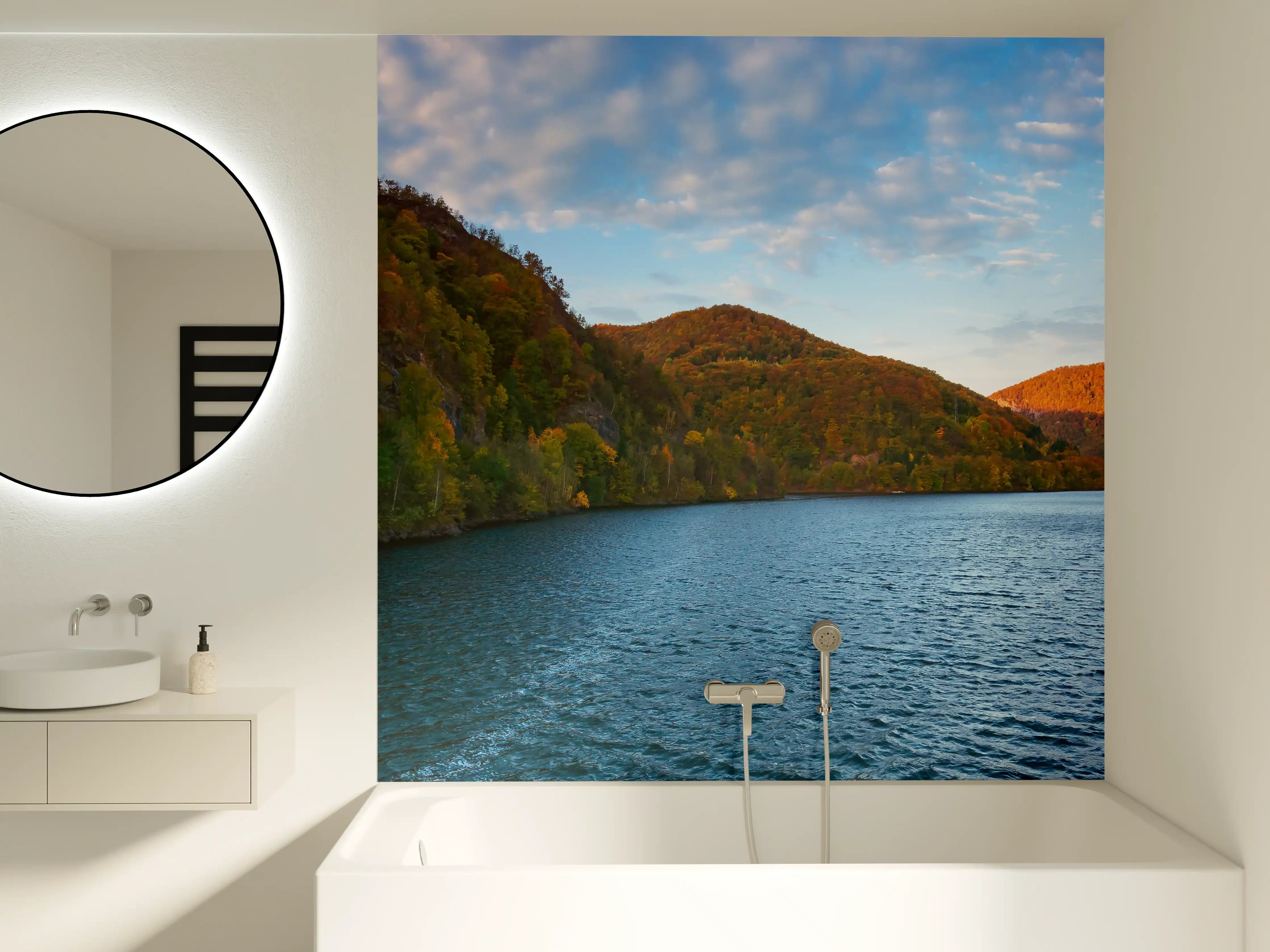 Badewannen-Rückwand - Blick auf einen ruhigen See zwischen Bergen