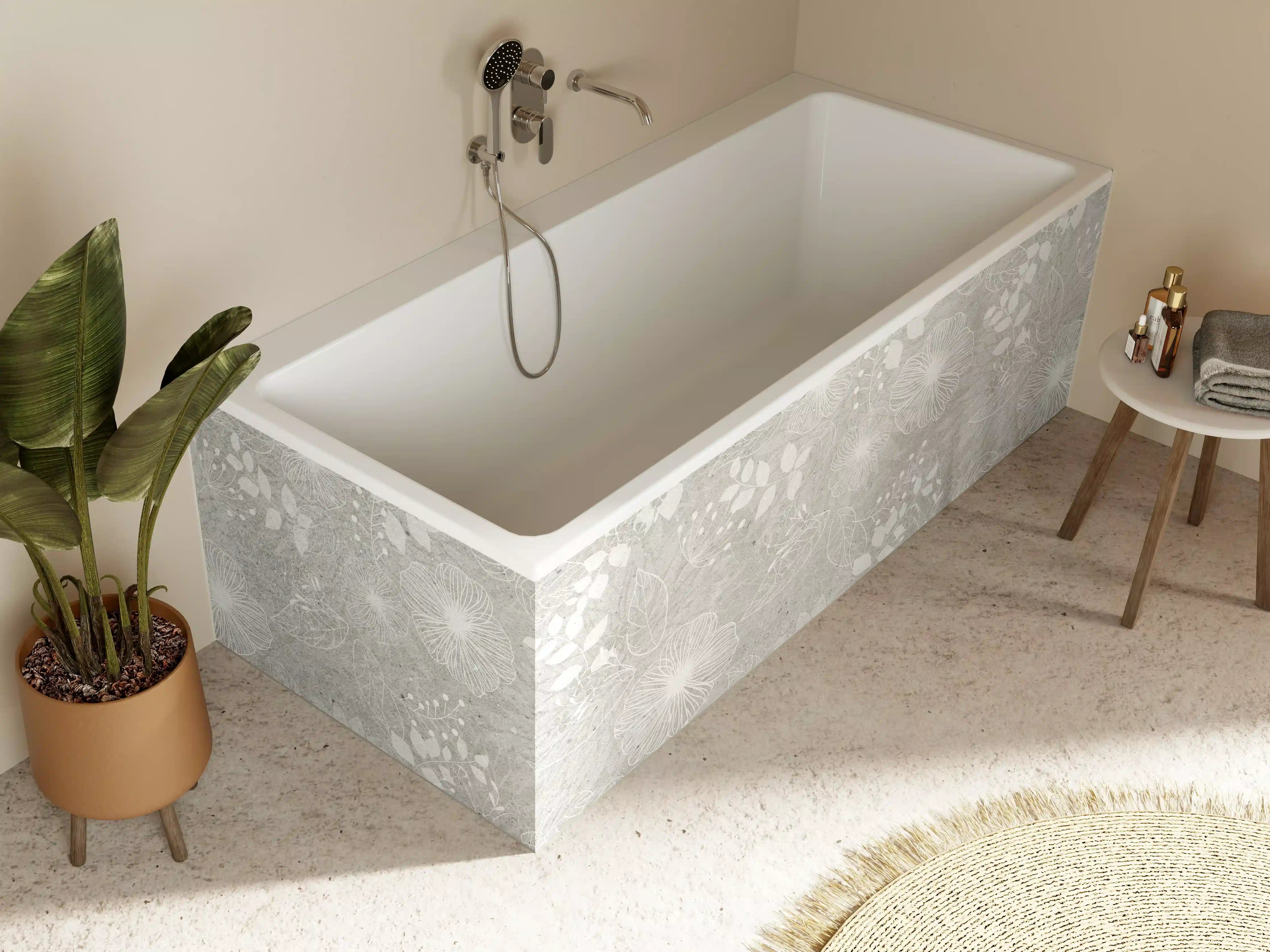 Badewannen-Rückwand - Blumen auf grauem Beton
