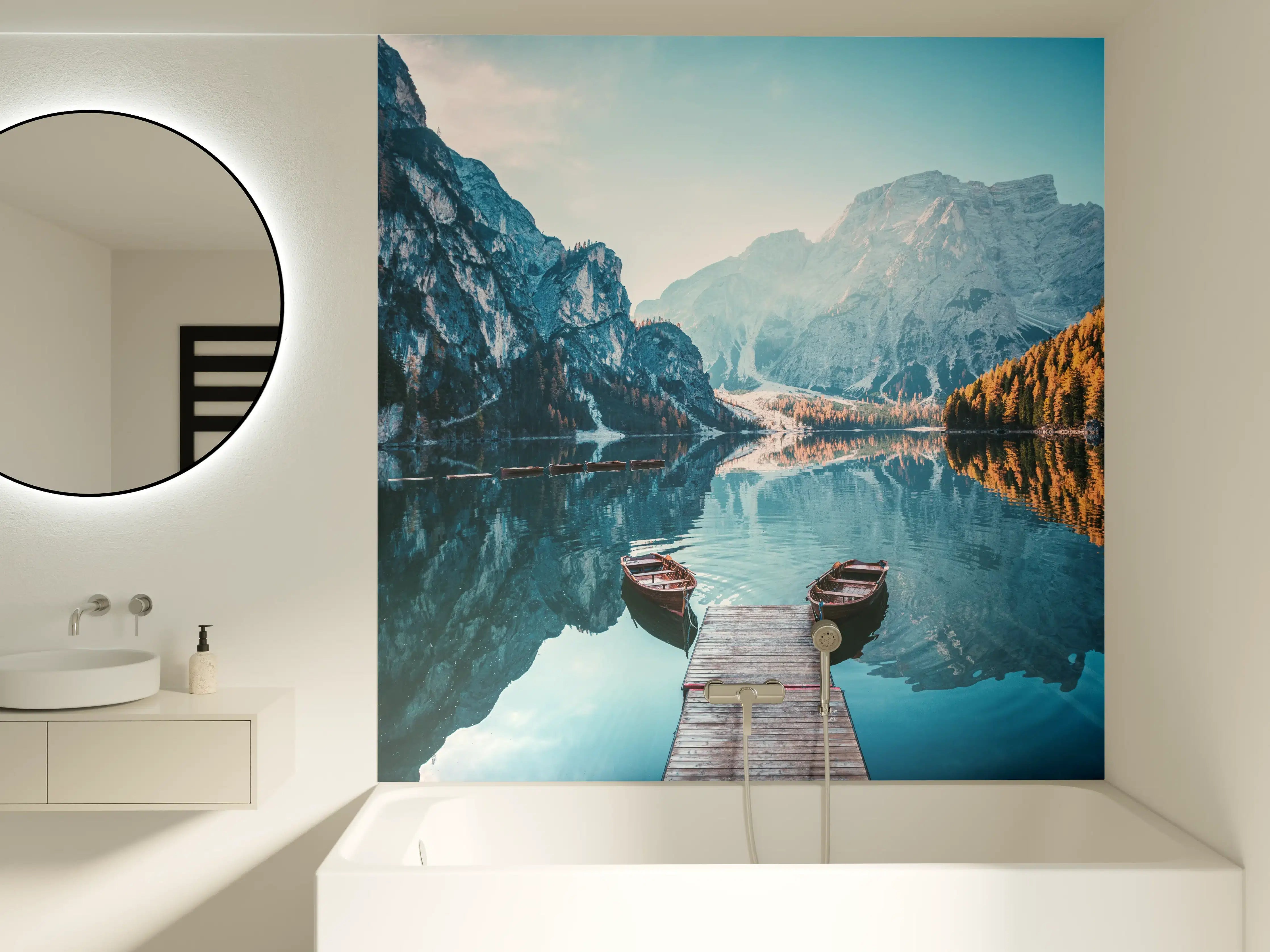 Badewannen-Rückwand - Boote auf dem Pragser Wildsee in den Dolomiten