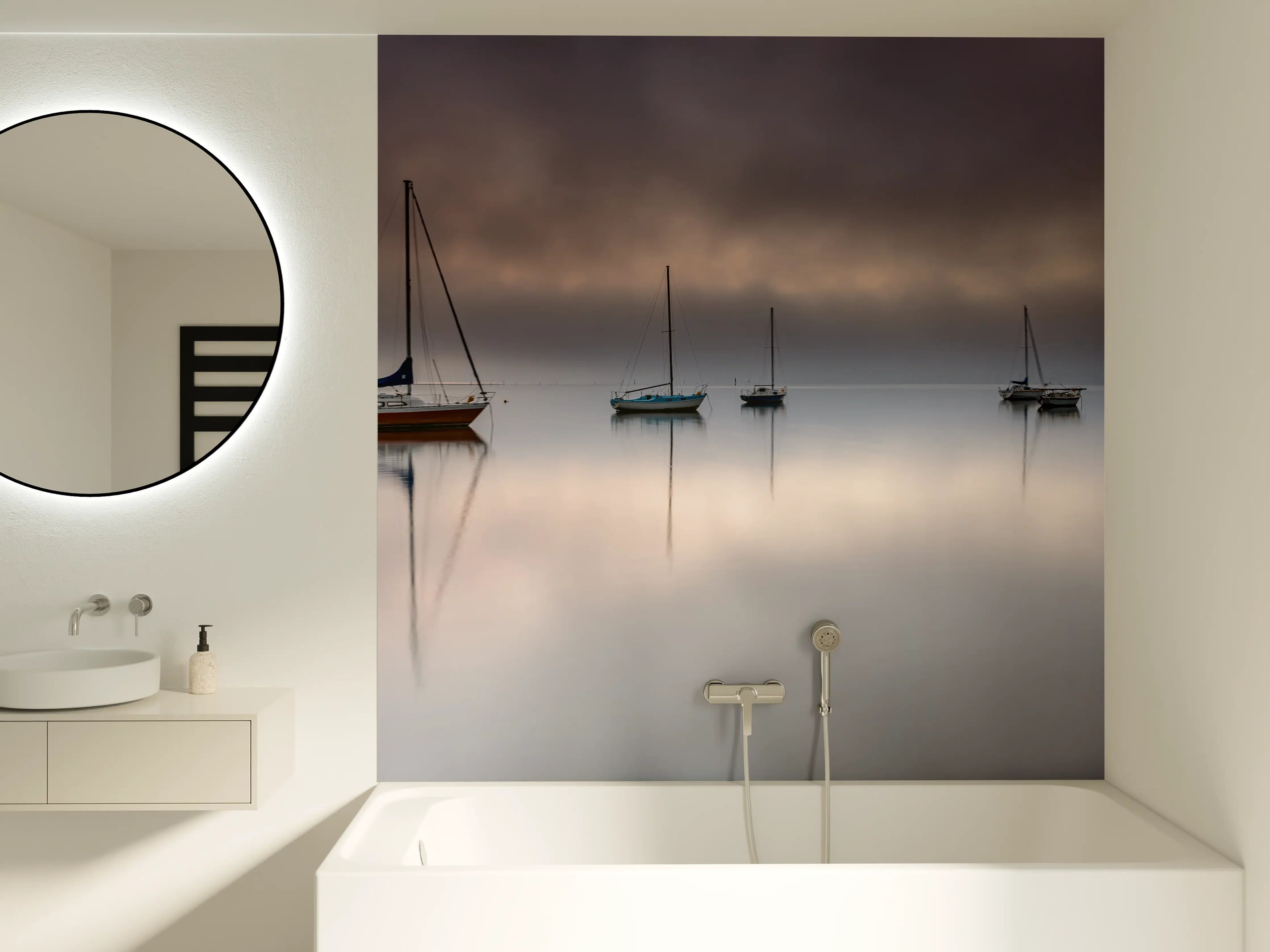 Badewannen-Rückwand - Boote auf nebeligem Meer