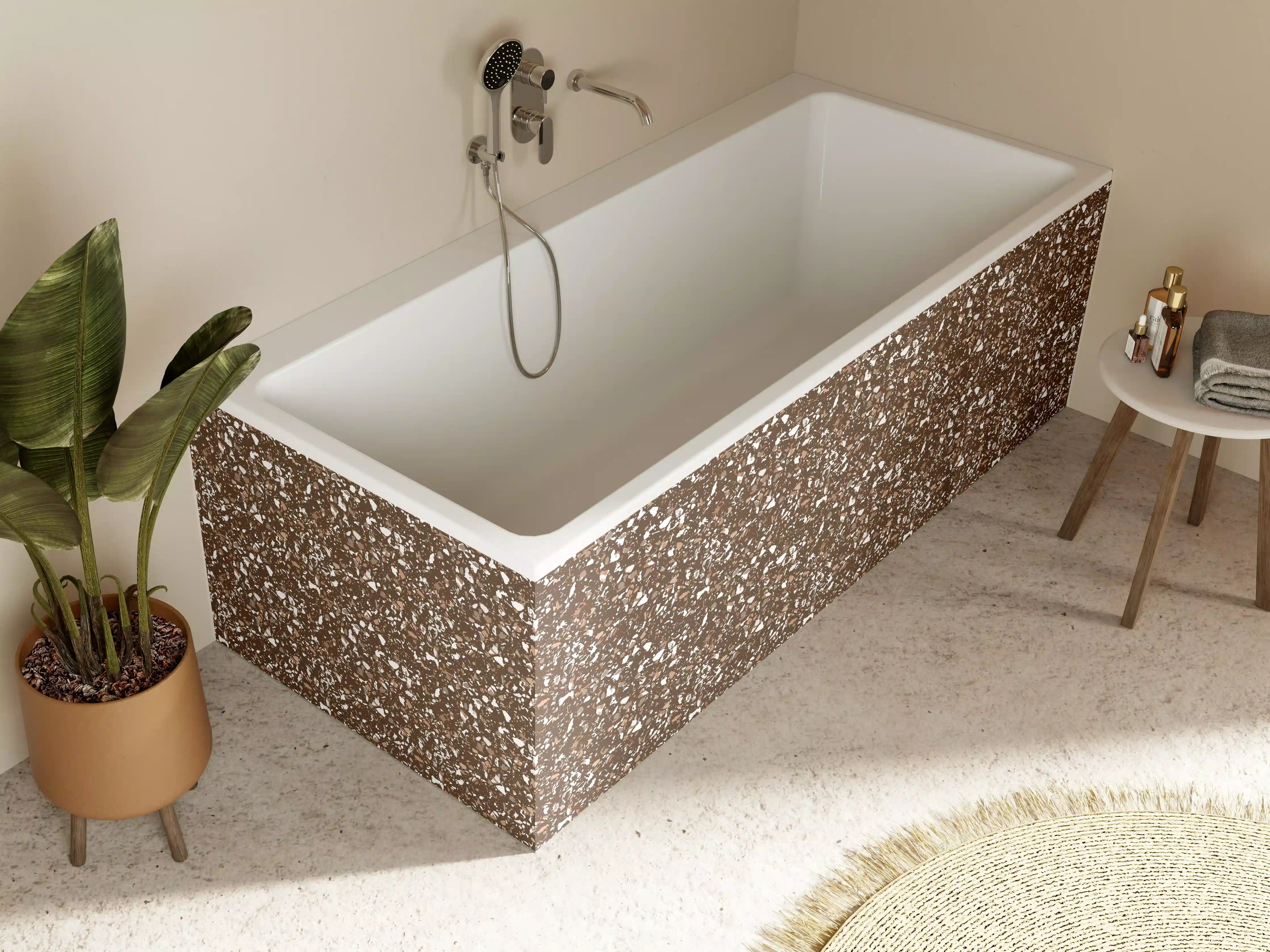 Badewannen-Rückwand - Brauner Sand mit weißen Kieselsteinen