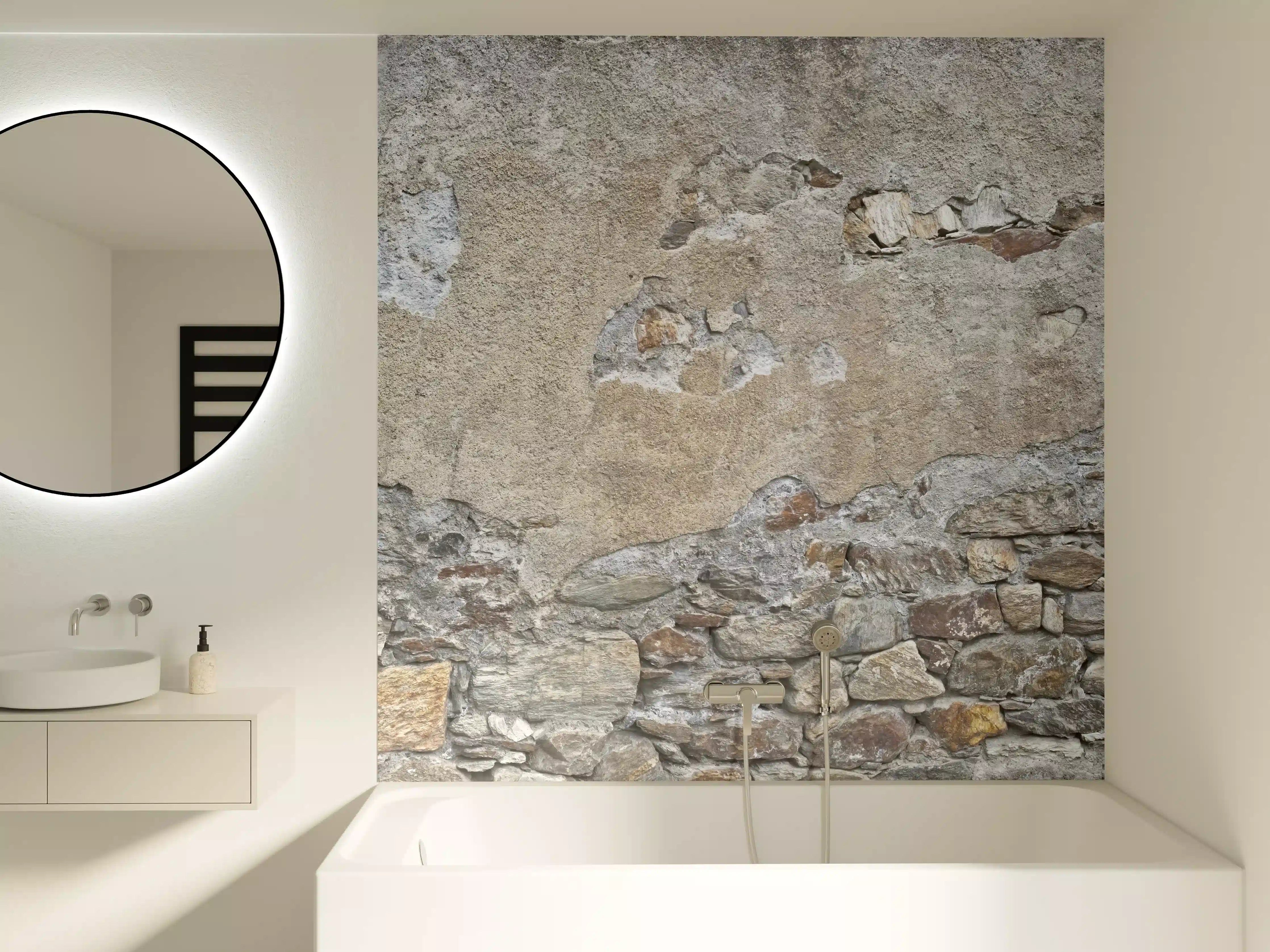 Badewannen-Rückwand - Bröckelnde Hausmauer in Südtirol