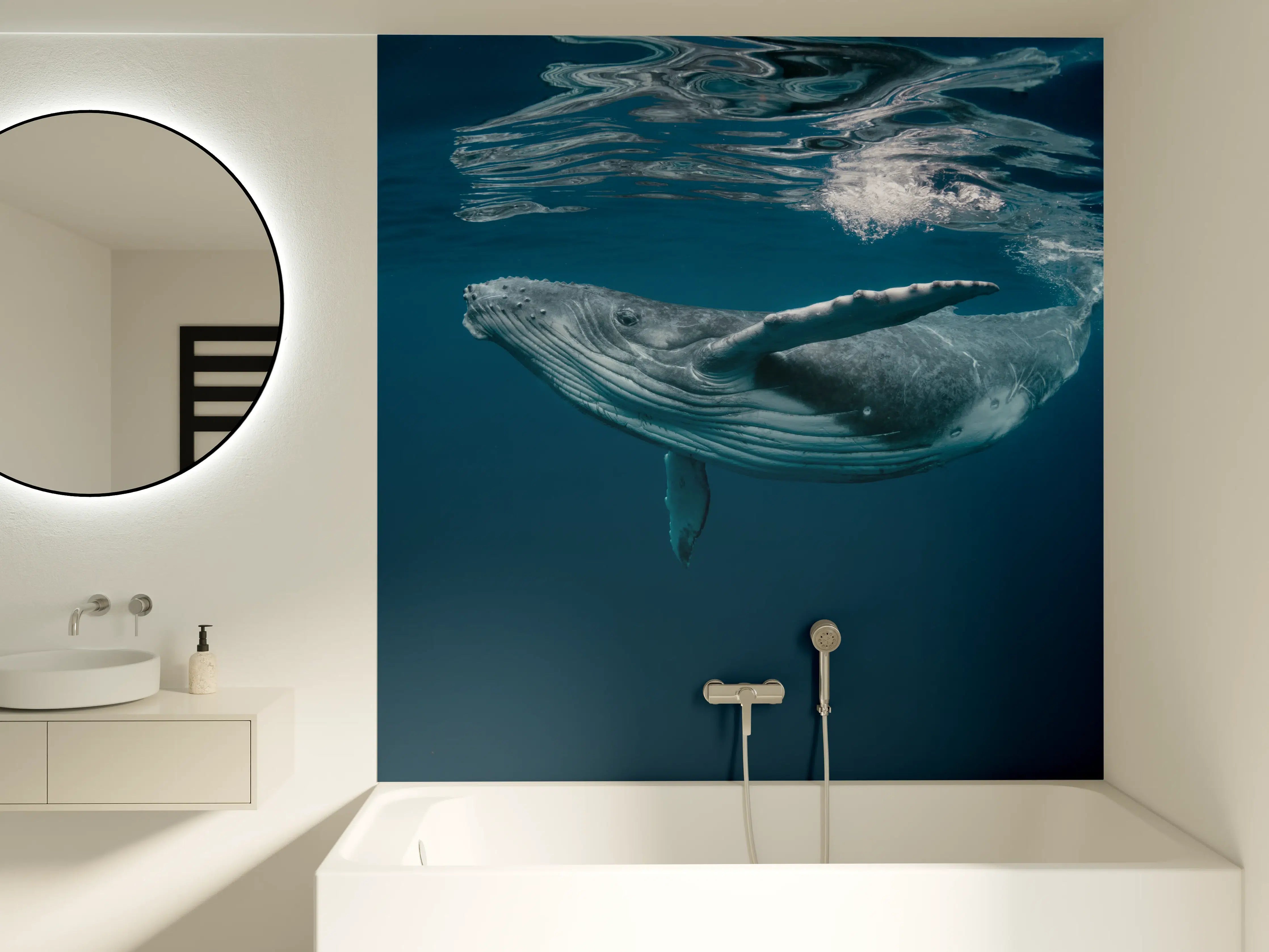 Badewannen-Rückwand - Buckelbaby - nähe Wasseroberfläche