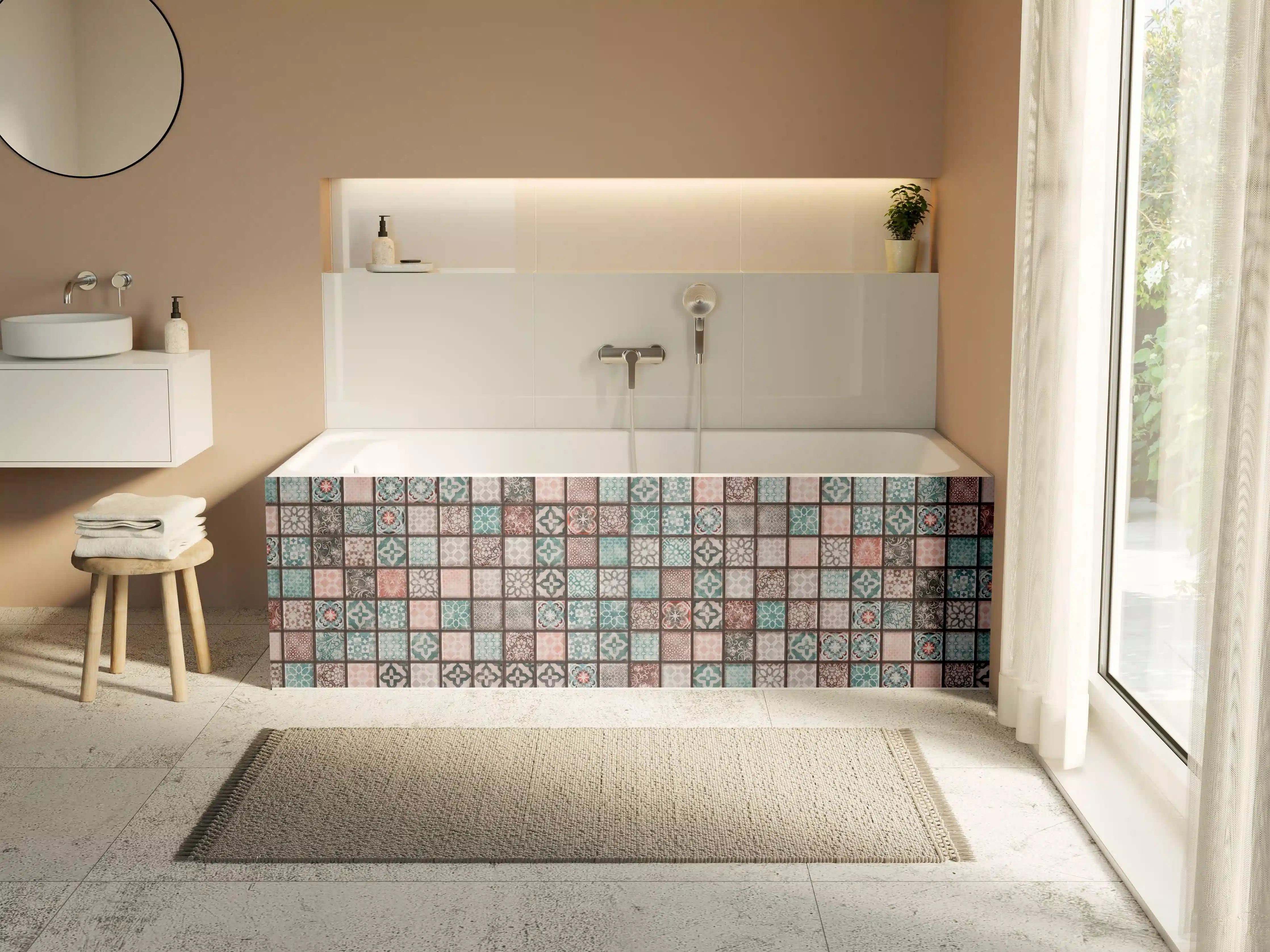Badewannen-Rückwand - Bunte Mosaikfliesen mit geometrischen Mustern