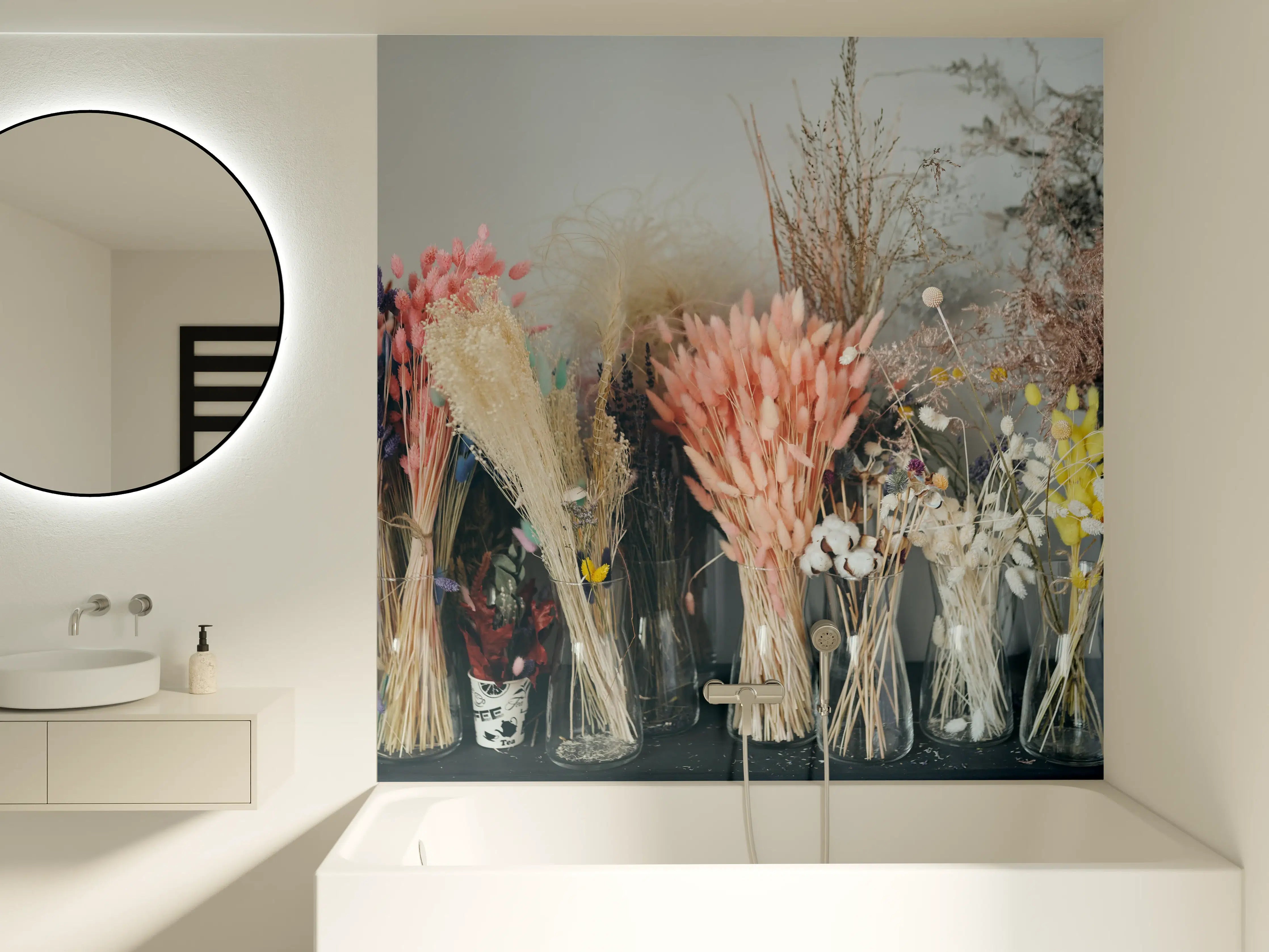 Badewannen-Rückwand - Bunte Trockenblumen im Regal