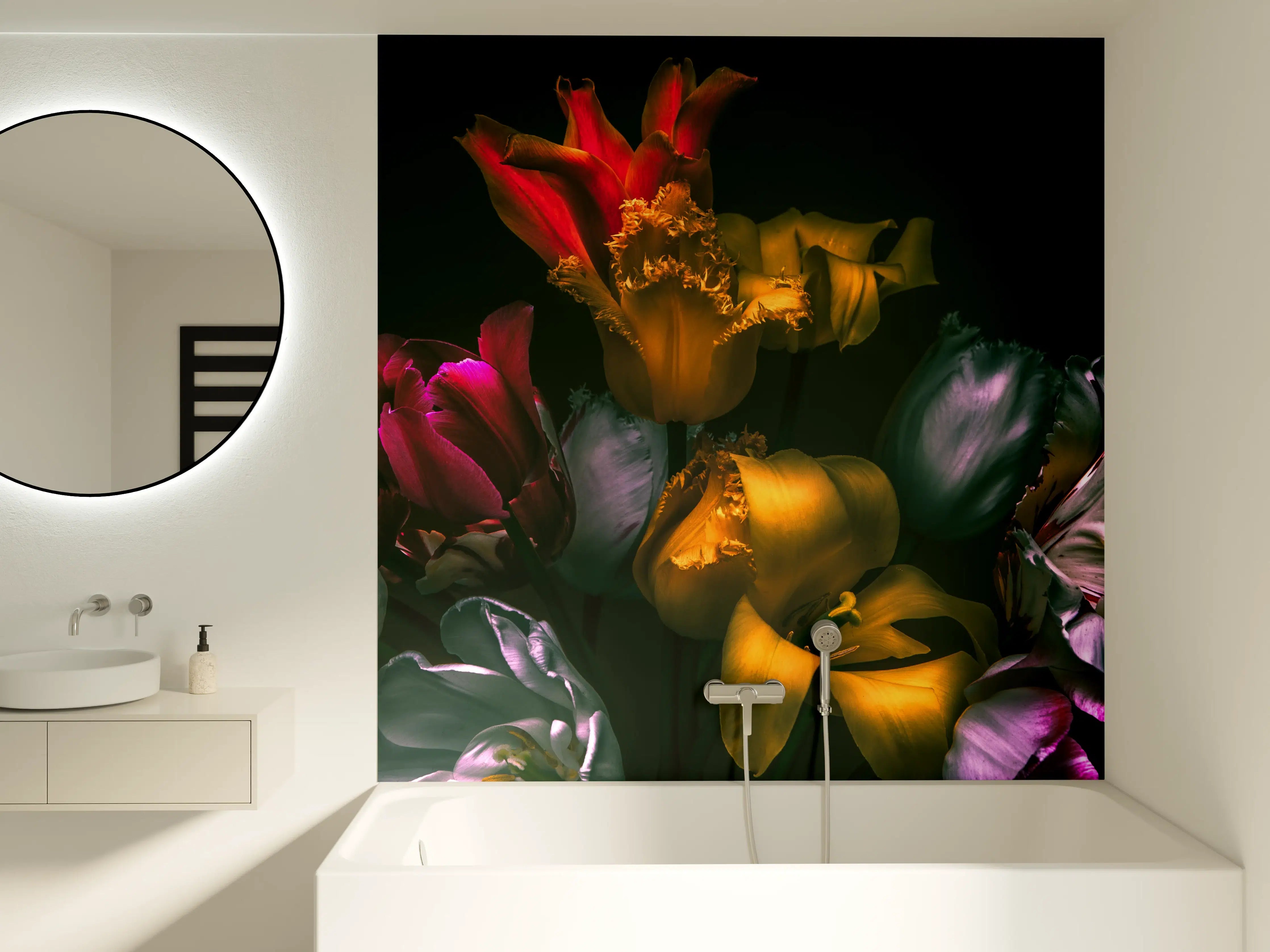 Badewannen-Rückwand - Bunte Tulpen in dunklem Hintergrund