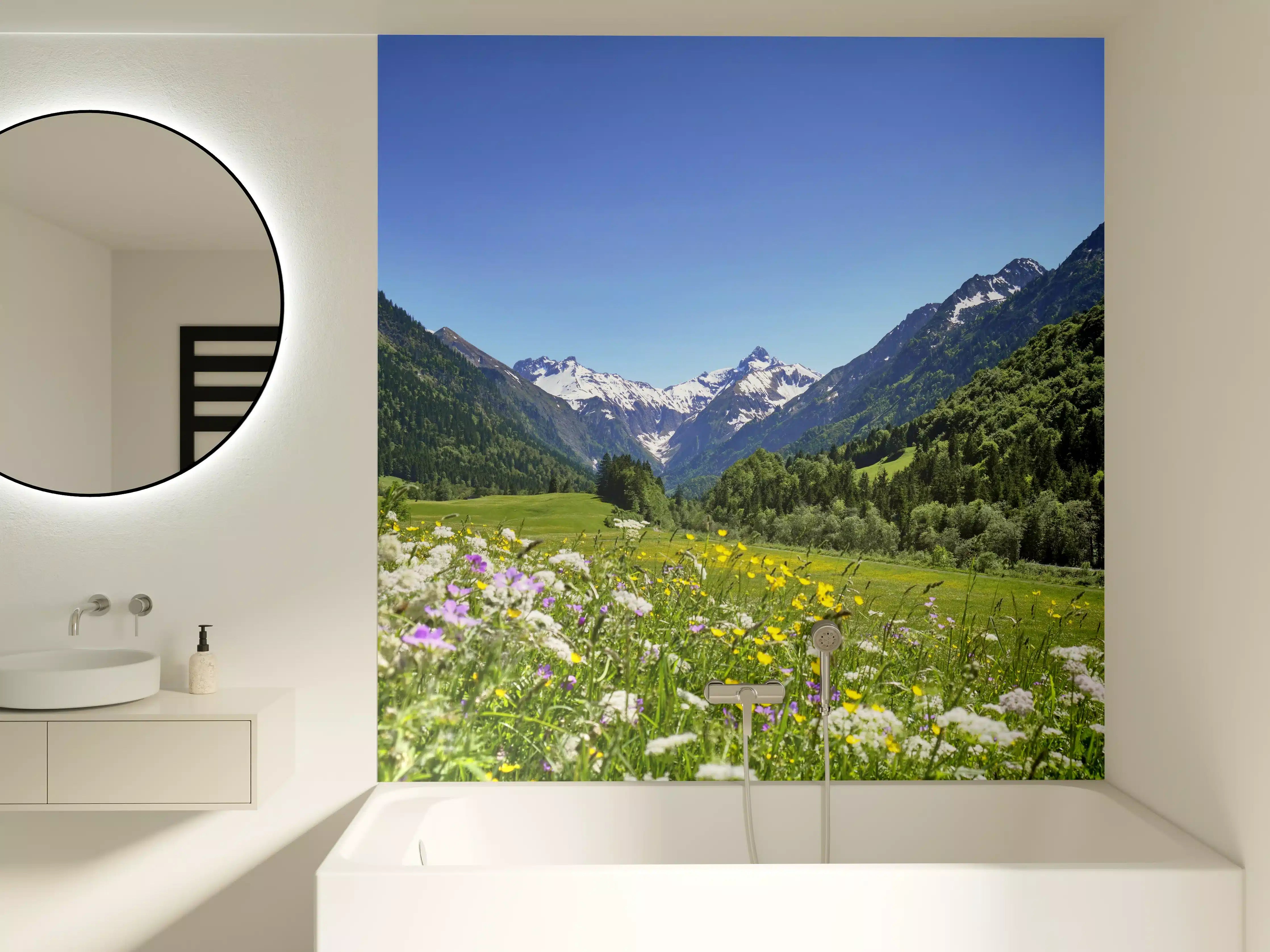 Badewannen-Rückwand - Bunte Wiese in den Alpen