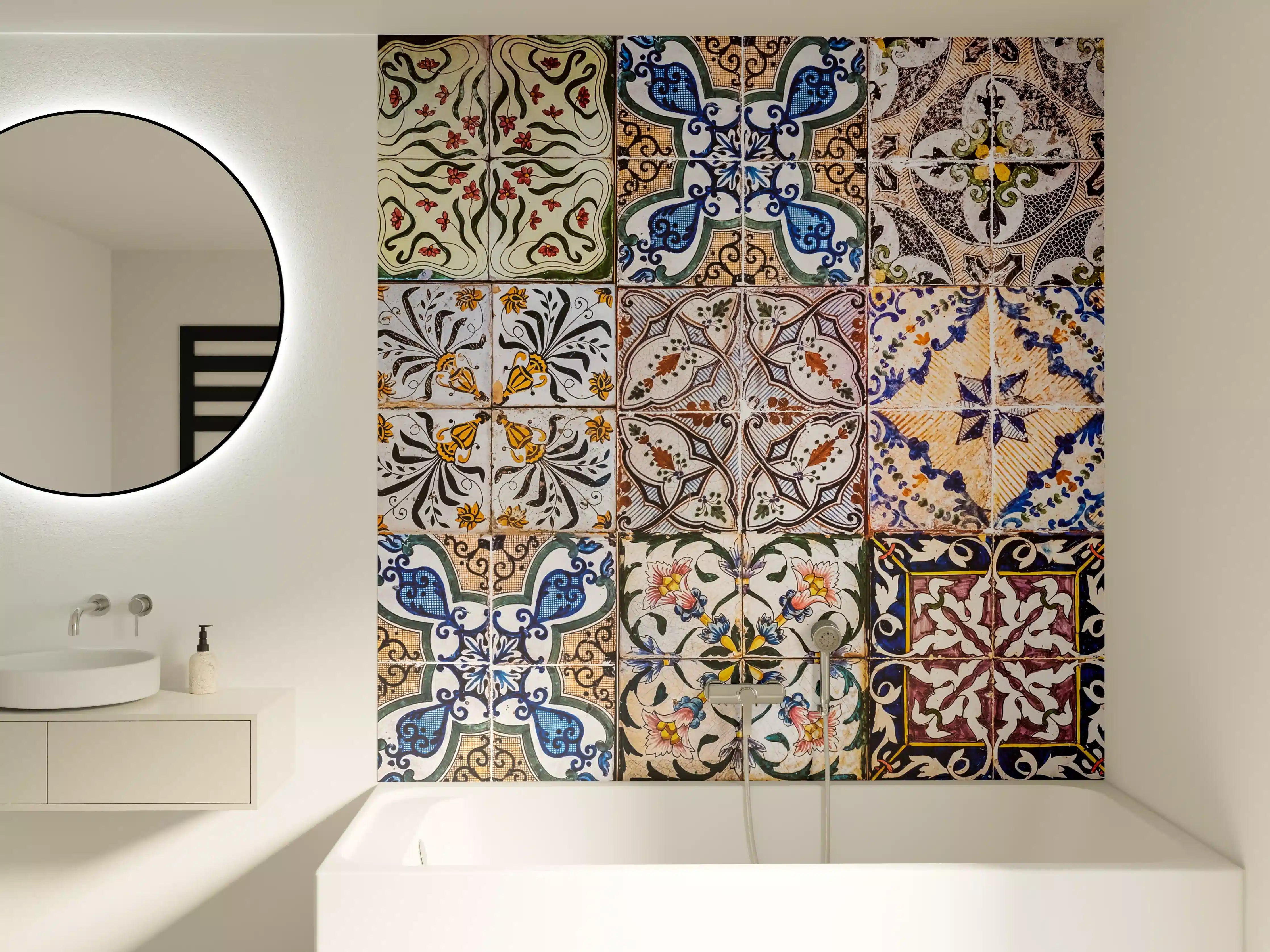 Badewannen-Rückwand - Bunte, kunstvolle Fliesenmuster mit lebendigen Farben