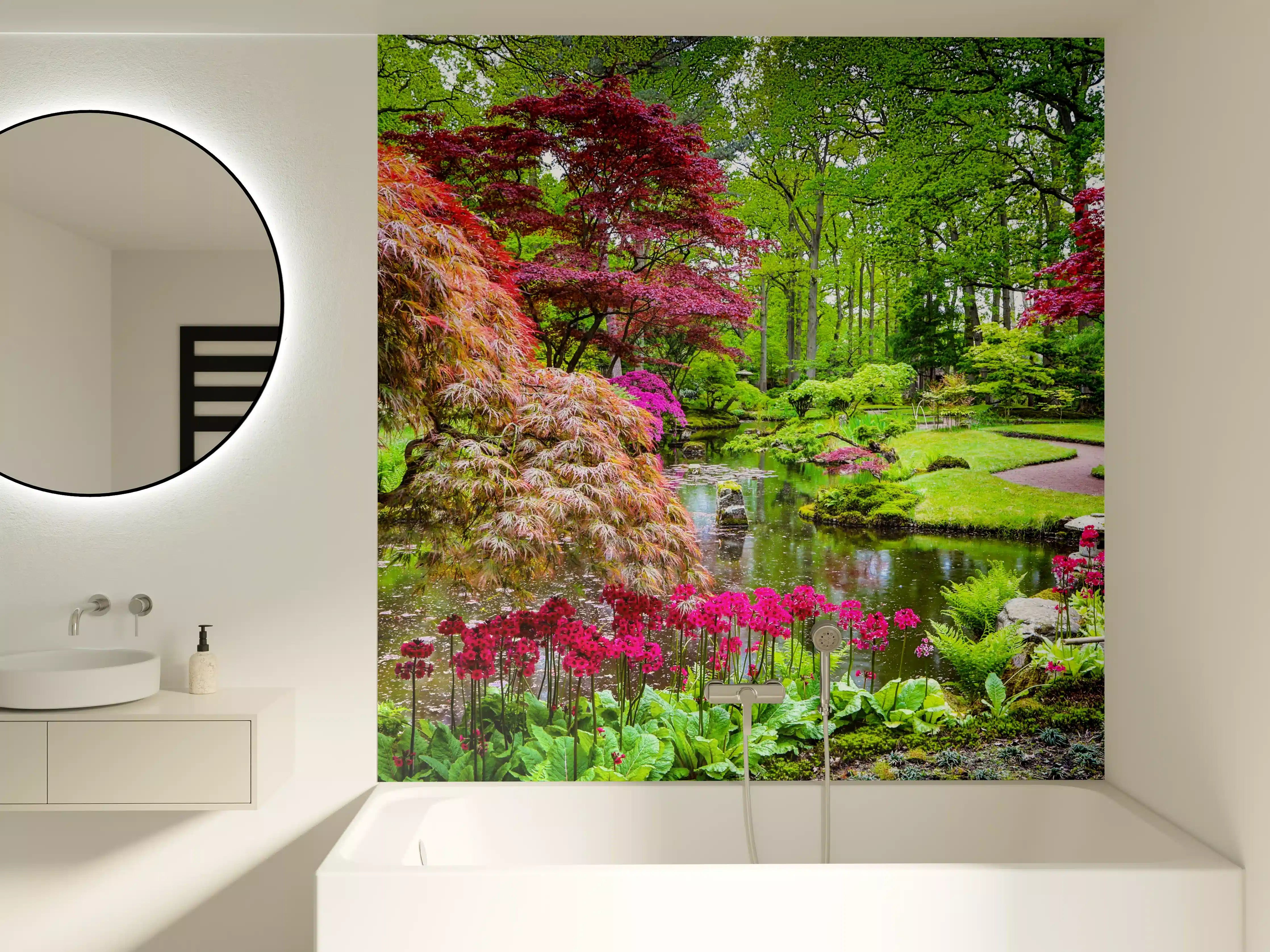 Badewannen-Rückwand - Bunter Garten mit blühenden Sträuchern und Wasserlauf