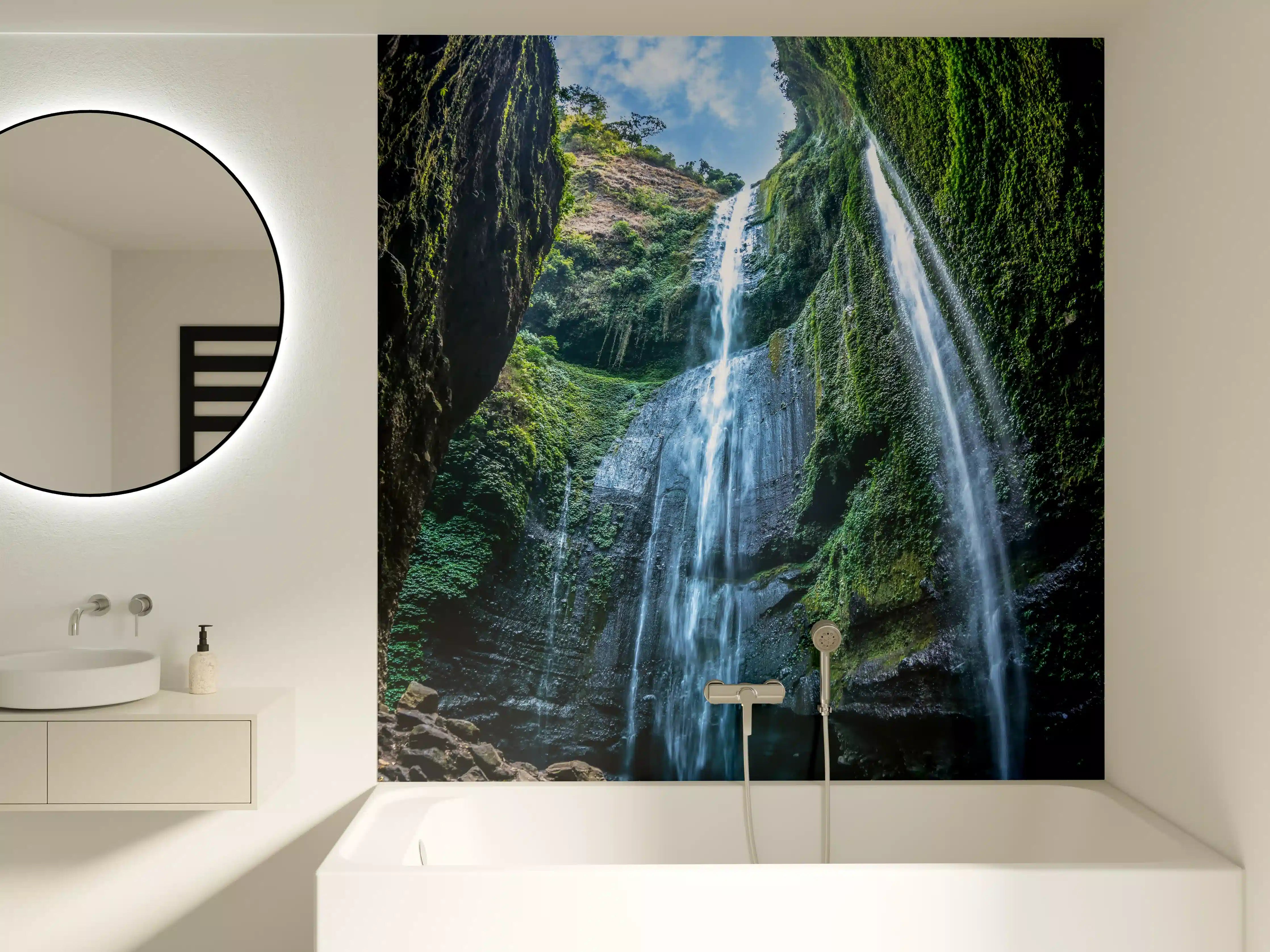 Badewannen-Rückwand - Der Madakaripura-Wasserfall in Indonesien