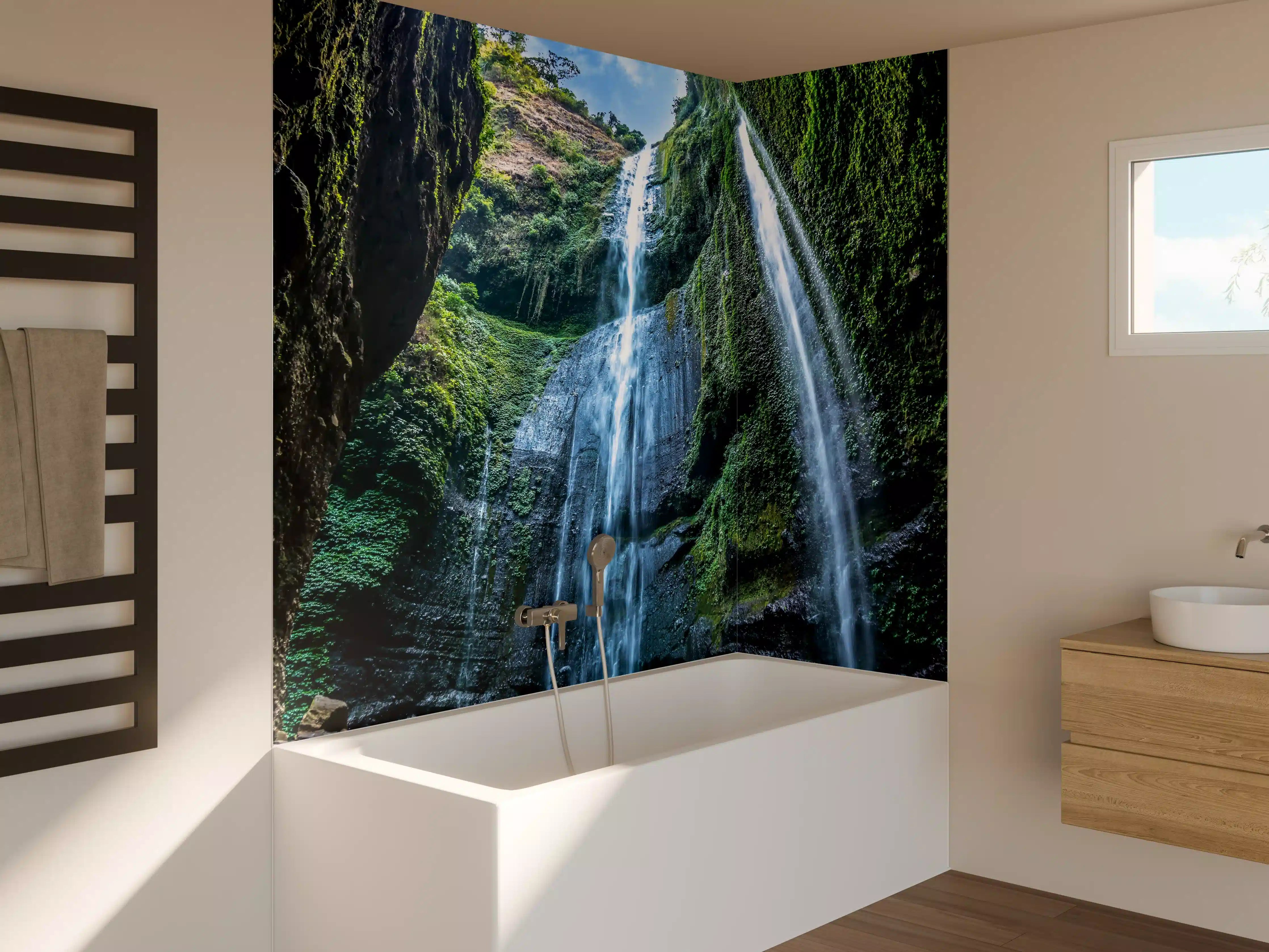 Badewannen-Rückwand - Der Madakaripura-Wasserfall in Indonesien